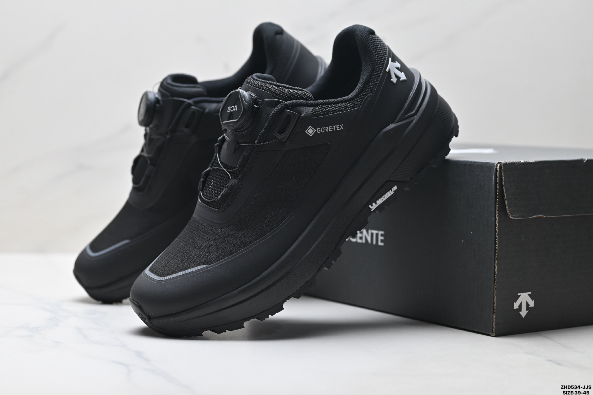 330 纯原迪桑特DESCENTE BOA DUALIS都市通勤 GORE-TEX 时尚舒适 防滑耐磨 时尚休闲运动覆盖防水男子越野跑鞋 D4431LSN19-Chinese UA Cheap High Quatity Brand Clothes Bags handbags Sneakers wholesale wholesaler seller from China Factory suppliers Fashion Clothing Shoes best Quality Beautiful Price 330 纯原迪桑特DESCENTE BOA DUALIS都市通勤 GORE-TEX 时尚舒适 防滑耐磨 时尚休闲运动覆盖防水男子越野跑鞋 D4431LSN19