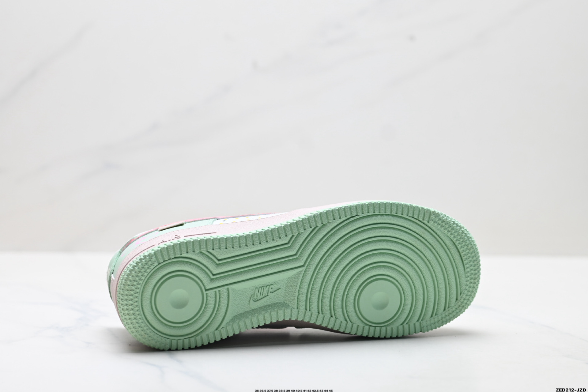 NIKE AIR FORCE 1‘07 LV8 DB3301-909