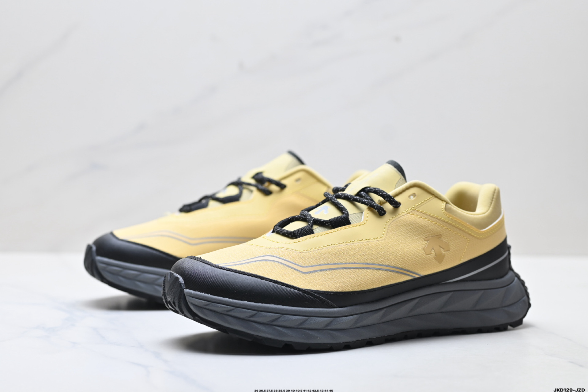 迪桑特DESCENTE TERRAIND 舒适柔软 防滑耐磨低帮 登山鞋 SQ323LCR92