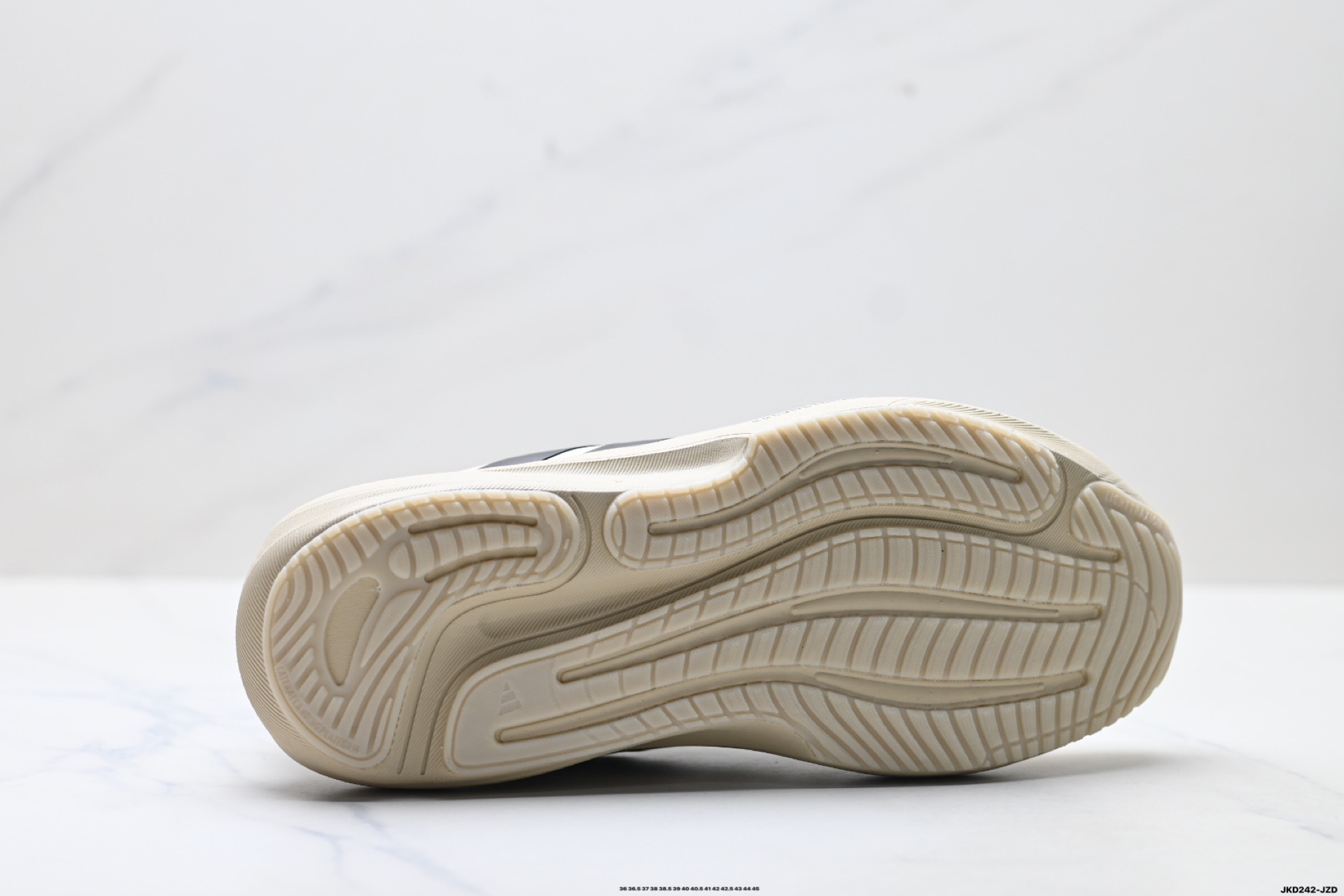 Adidas Primeweave 阿迪达斯 减震回弹 运动透气休闲跑步鞋 KK1203