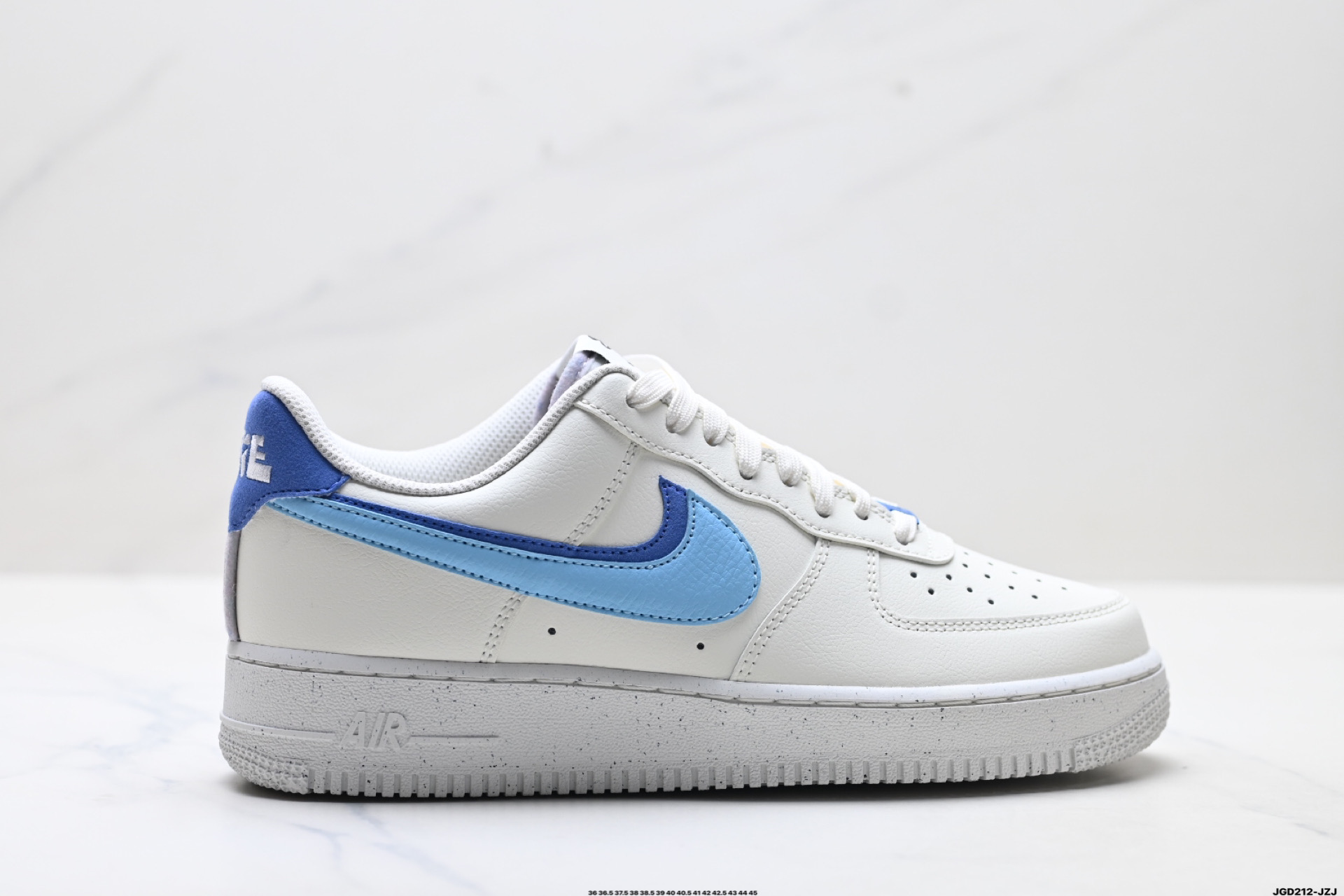 NIKE AIR FORCE 1‘07 DO9786-100 NIKE AIR FORCE 1‘07 DO9786-100