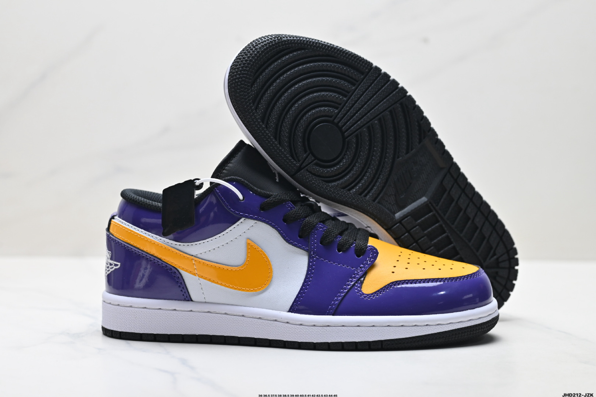 💰220
公司级✅Nike Air Jordan 1 Low OG 耐克 AJ1乔1低帮休闲板鞋 
同步官方配色 升级原楦原档案数据开发纸版楦型 采用同源纳帕头层皮革鞋面材质 全新底模完美品相清洁度及喷漆效果
官方货号:IQ9389-547
尺码:36 36.5 37.5 38 38.5 39 40 40.5 41 42 42.5 43 44 45
ID:JHD212-JZK