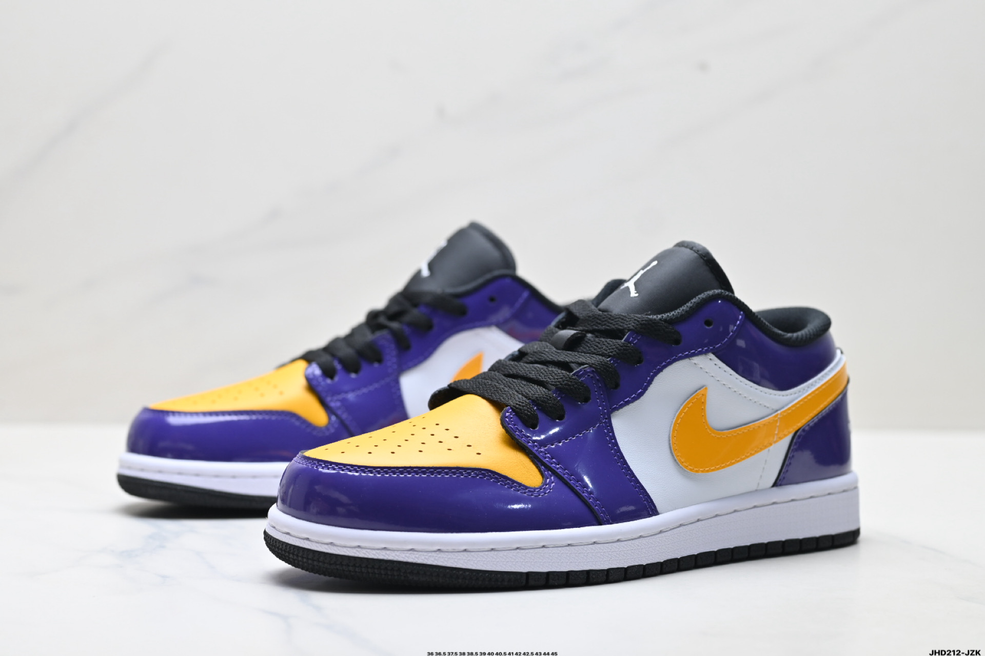 💰220
公司级✅Nike Air Jordan 1 Low OG 耐克 AJ1乔1低帮休闲板鞋 
同步官方配色 升级原楦原档案数据开发纸版楦型 采用同源纳帕头层皮革鞋面材质 全新底模完美品相清洁度及喷漆效果
官方货号:IQ9389-547
尺码:36 36.5 37.5 38 38.5 39 40 40.5 41 42 42.5 43 44 45
ID:JHD212-JZK