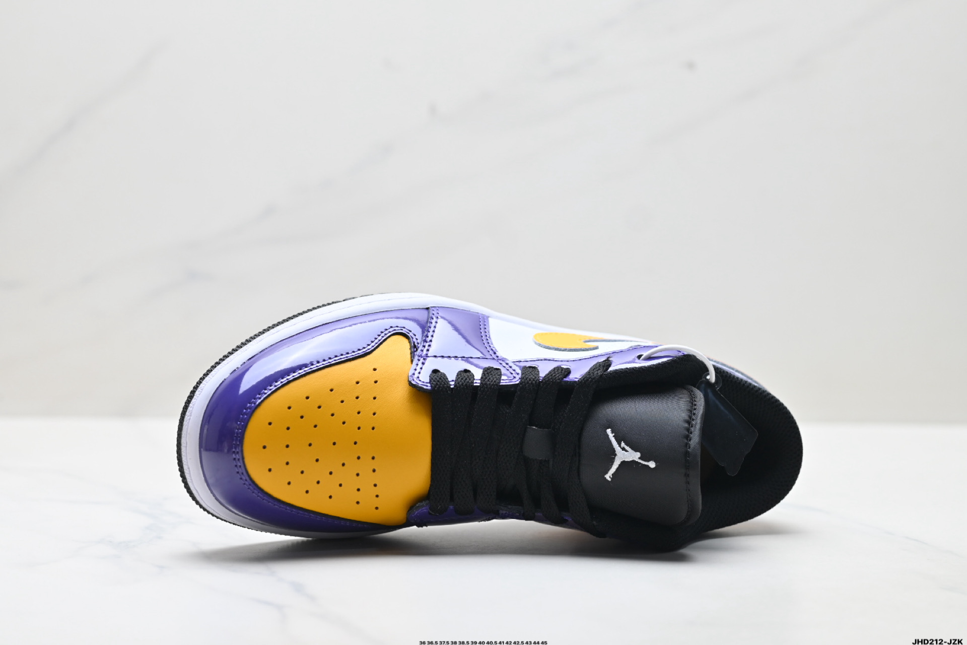 💰220
公司级✅Nike Air Jordan 1 Low OG 耐克 AJ1乔1低帮休闲板鞋 
同步官方配色 升级原楦原档案数据开发纸版楦型 采用同源纳帕头层皮革鞋面材质 全新底模完美品相清洁度及喷漆效果
官方货号:IQ9389-547
尺码:36 36.5 37.5 38 38.5 39 40 40.5 41 42 42.5 43 44 45
ID:JHD212-JZK