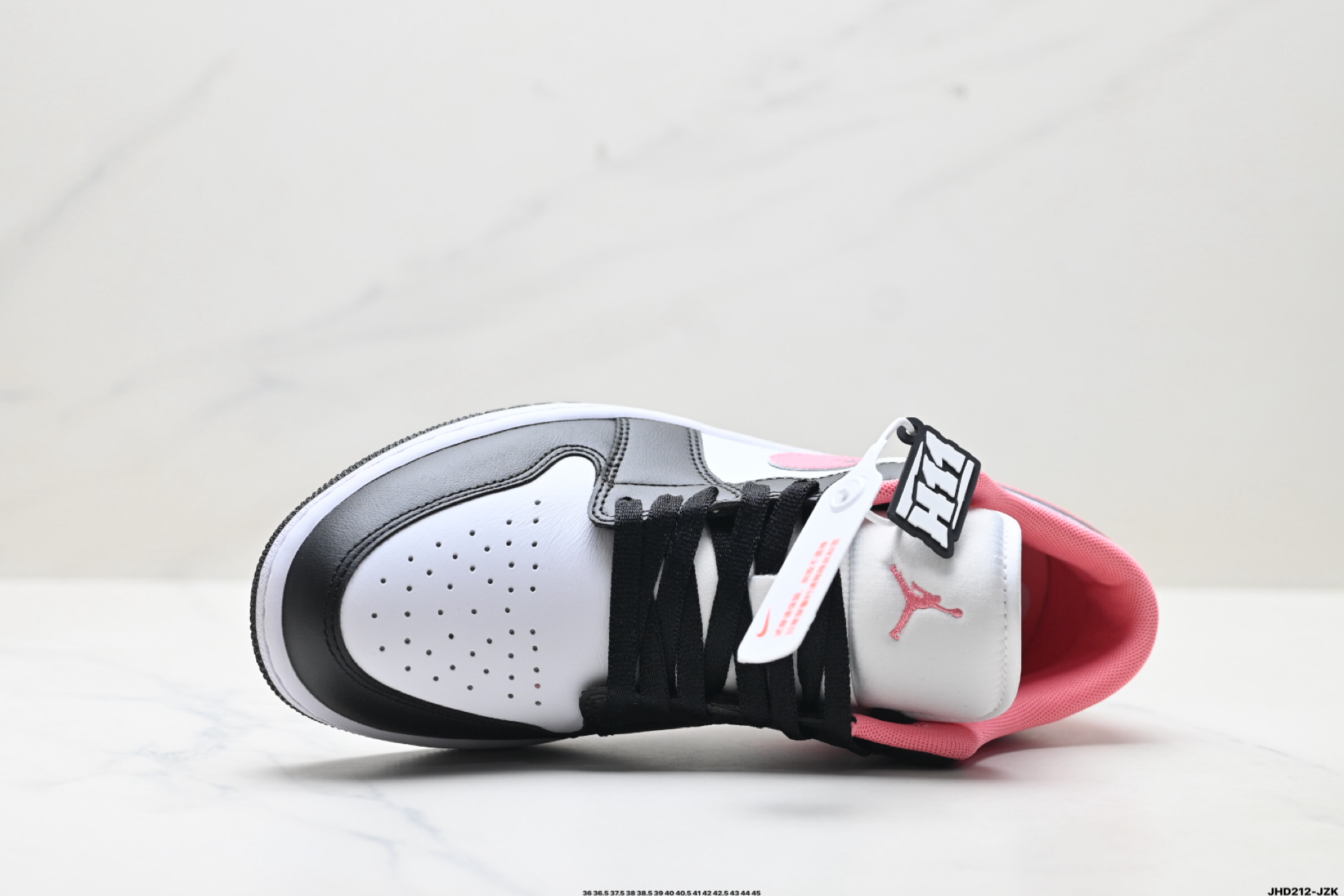 💰220
公司级✅Nike Air Jordan 1 Low OG 耐克 AJ1乔1低帮休闲板鞋 
同步官方配色 升级原楦原档案数据开发纸版楦型 采用同源纳帕头层皮革鞋面材质 全新底模完美品相清洁度及喷漆效果
官方货号:IQ9389-547
尺码:36 36.5 37.5 38 38.5 39 40 40.5 41 42 42.5 43 44 45
ID:JHD212-JZK