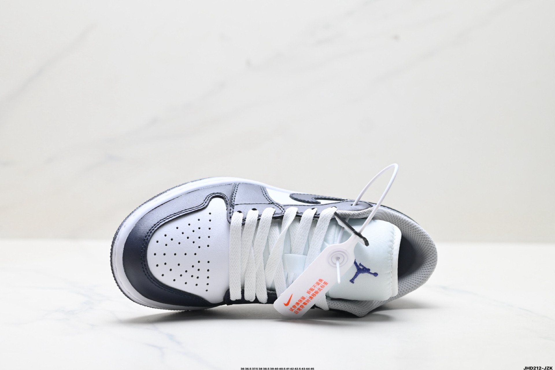 💰220
公司级✅Nike Air Jordan 1 Low OG 耐克 AJ1乔1低帮休闲板鞋 
同步官方配色 升级原楦原档案数据开发纸版楦型 采用同源纳帕头层皮革鞋面材质 全新底模完美品相清洁度及喷漆效果
官方货号:IQ9389-547
尺码:36 36.5 37.5 38 38.5 39 40 40.5 41 42 42.5 43 44 45
ID:JHD212-JZK