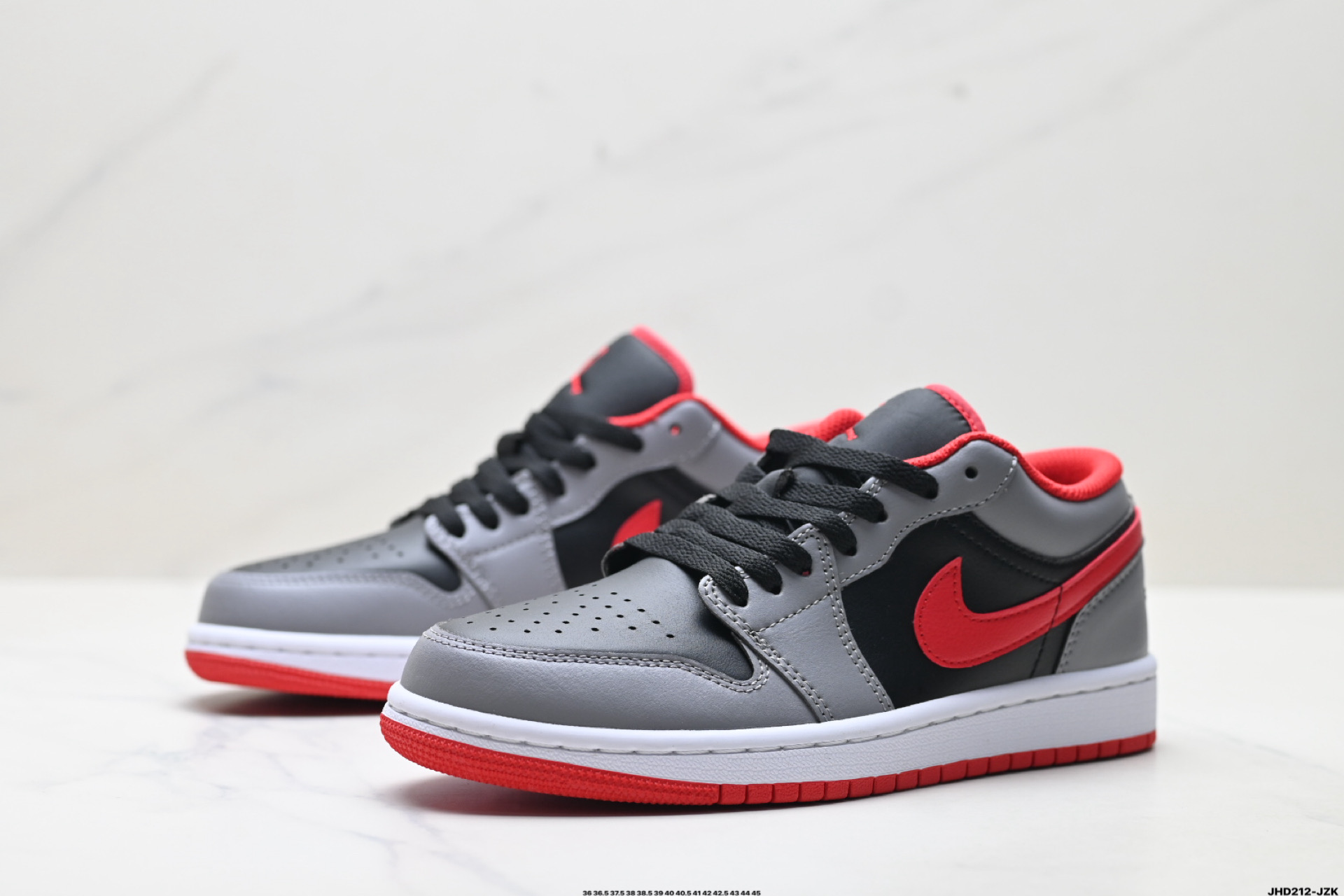 💰220
公司级✅Nike Air Jordan 1 Low OG 耐克 AJ1乔1低帮休闲板鞋 
同步官方配色 升级原楦原档案数据开发纸版楦型 采用同源纳帕头层皮革鞋面材质 全新底模完美品相清洁度及喷漆效果
官方货号:IQ9389-547
尺码:36 36.5 37.5 38 38.5 39 40 40.5 41 42 42.5 43 44 45
ID:JHD212-JZK