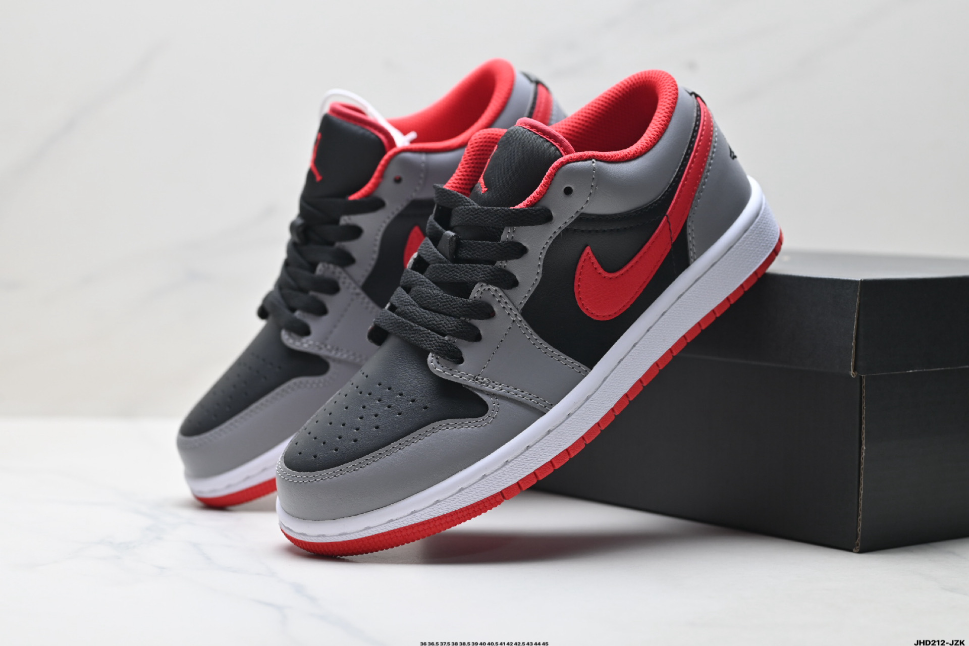 🈴💰220
公司级✅Nike Air Jordan 1 Low OG 耐克 AJ1乔1低帮休闲板鞋 
同步官方配色 升级原楦原档案数据开发纸版楦型 采用同源纳帕头层皮革鞋面材质 全新底模完美品相清洁度及喷漆效果
官方货号:IQ9389-547
尺码:36 36.5 37.5 38 38.5 39 40 40.5 41 42 42.5 43 44 45
ID:JHD212-JZK