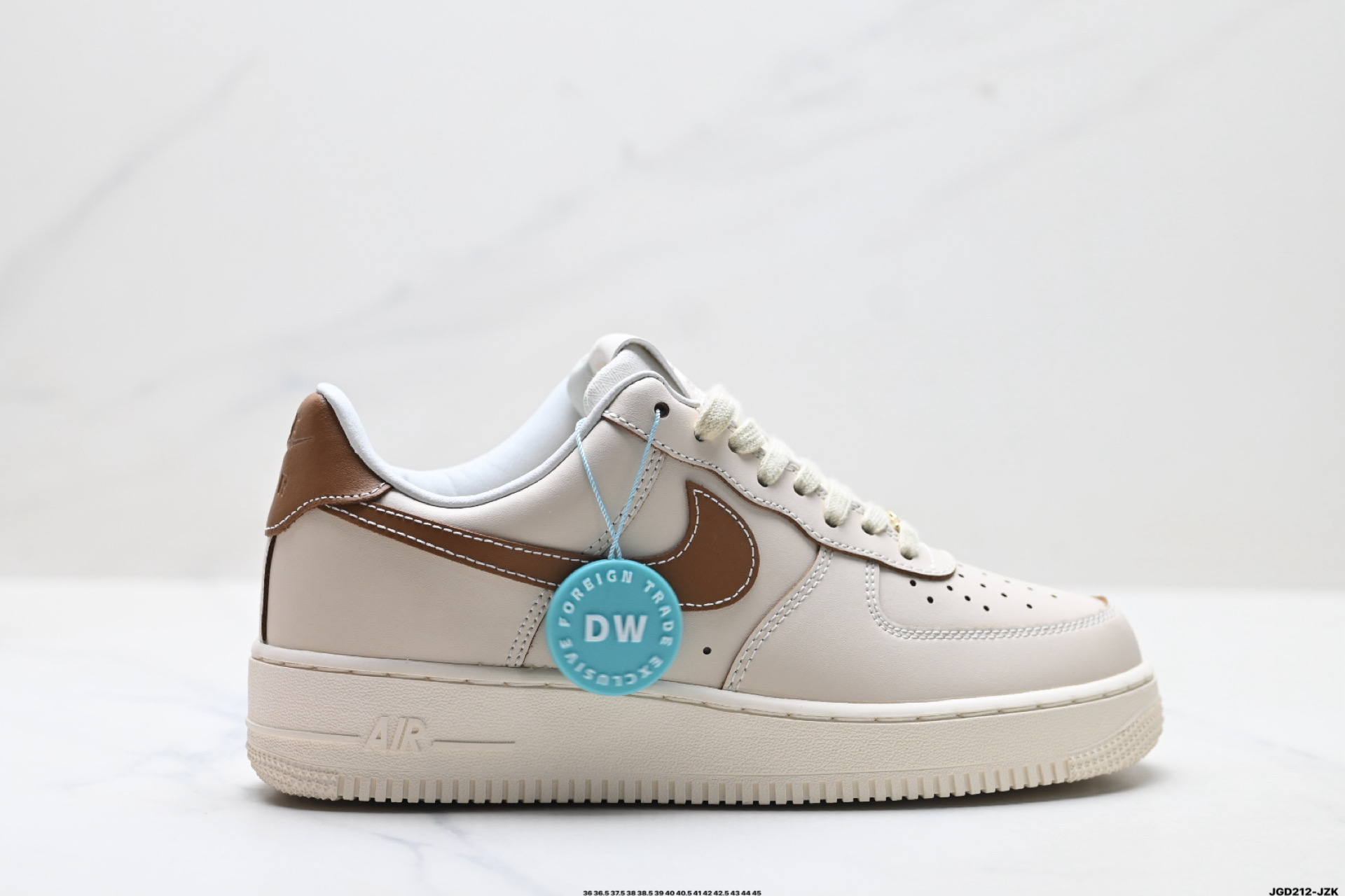 NIKE AIR FORCE 1‘07 LV8 HQ3905-001