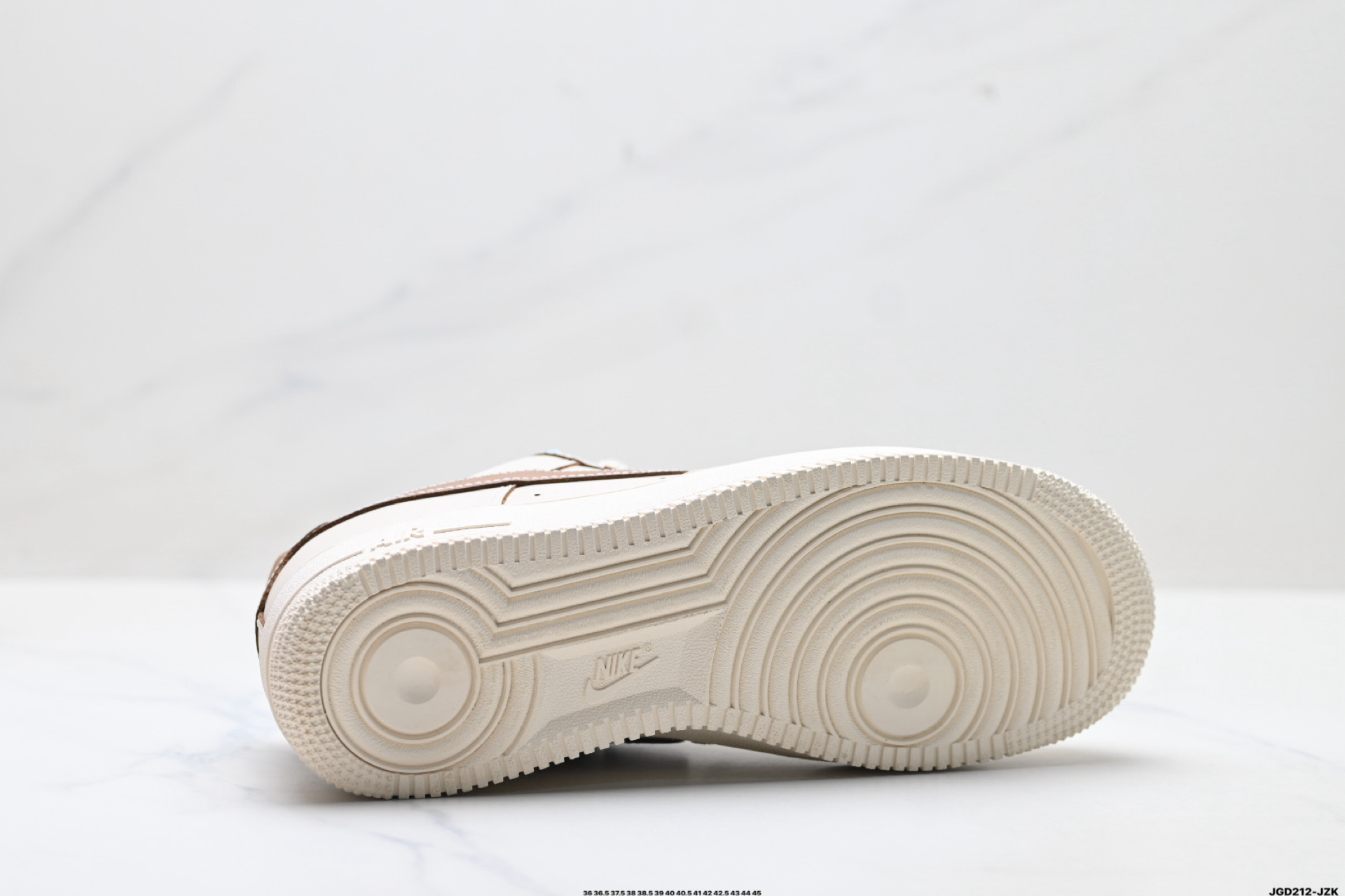 NIKE AIR FORCE 1‘07 LV8 HQ3905-001
