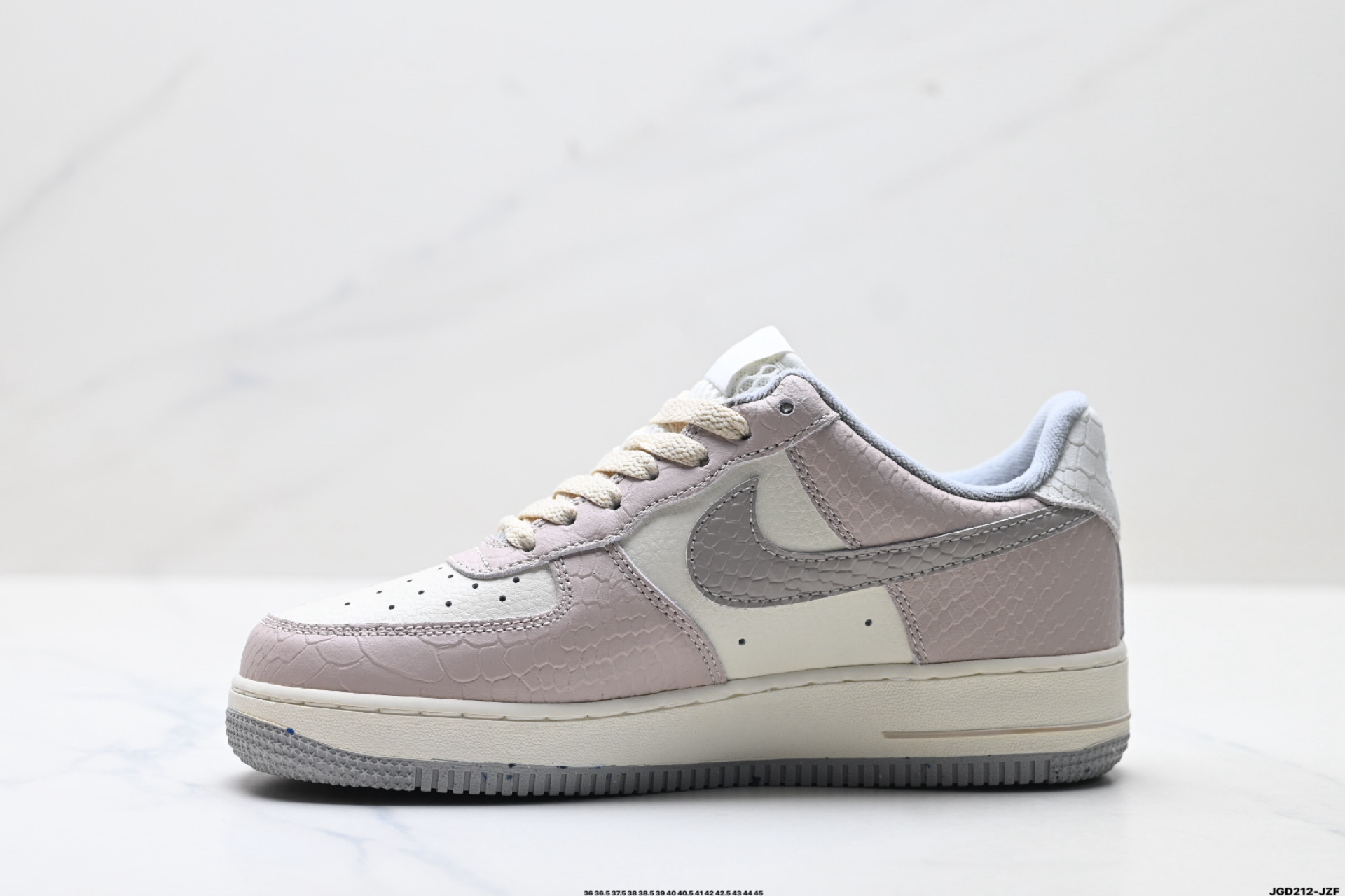 NIKE AIR FORCE 1‘07 LV8 DX2678-100
