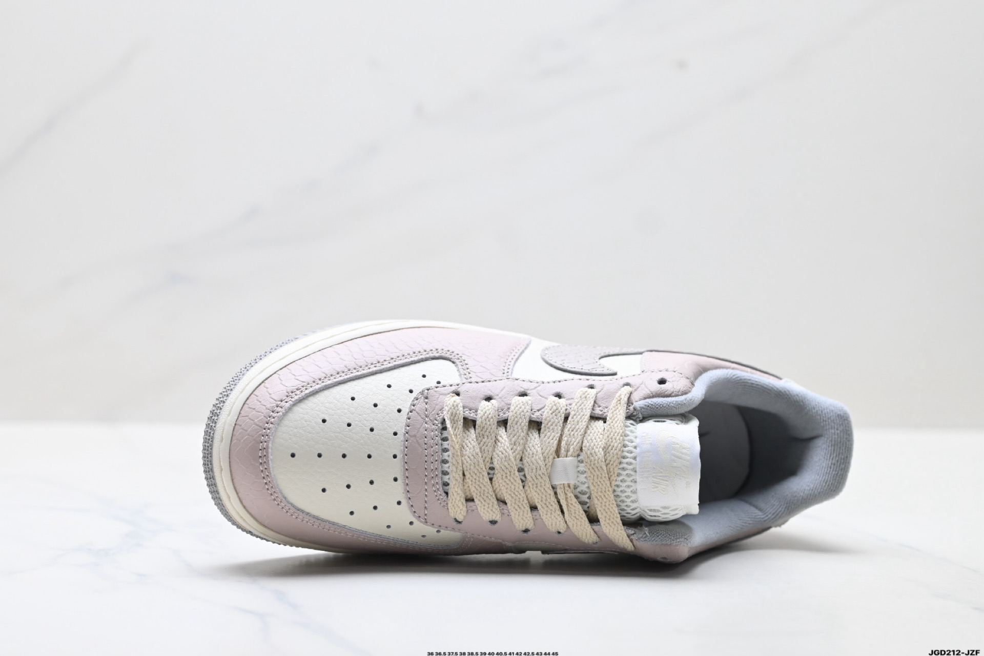 NIKE AIR FORCE 1‘07 LV8 DX2678-100