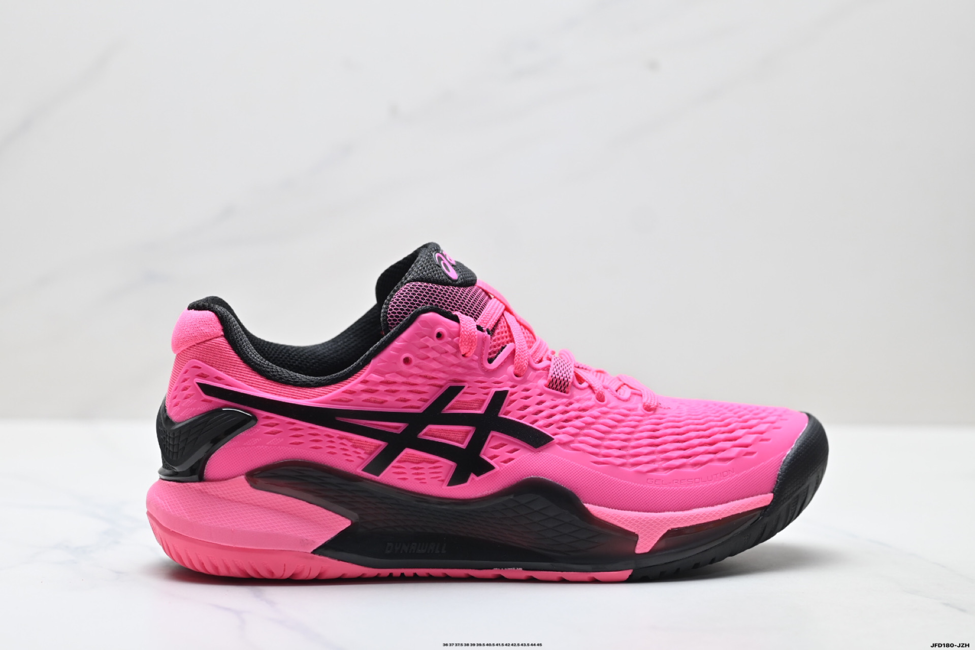 💰160
公司级✅新款GEL-RESOLUTION 9专业比赛R9运动鞋男女减震包裹性运动网球鞋 FlyteFoam轻量中底：比传统泡棉更轻盈30%，却提供持久回弹力，长距离奔跑也能告别疲惫感，仿佛脚下装弹簧！AHARPLUS耐磨外底：高耐磨橡胶+深沟槽纹路设计，抓地力MAX，急停转向稳如磐石，陪你征服多种地形。透气工程网眼鞋面：动态包裹贴合脚型，透气孔洞循环散热，高强度训练也能保持双足干爽，告别闷热束缚。
货号:1041A376-102
尺码:36 37 37.5 38 39 39.5 40.5 41.5 42 42.5 43.5 44 45 46
lD:JFD180-JZH