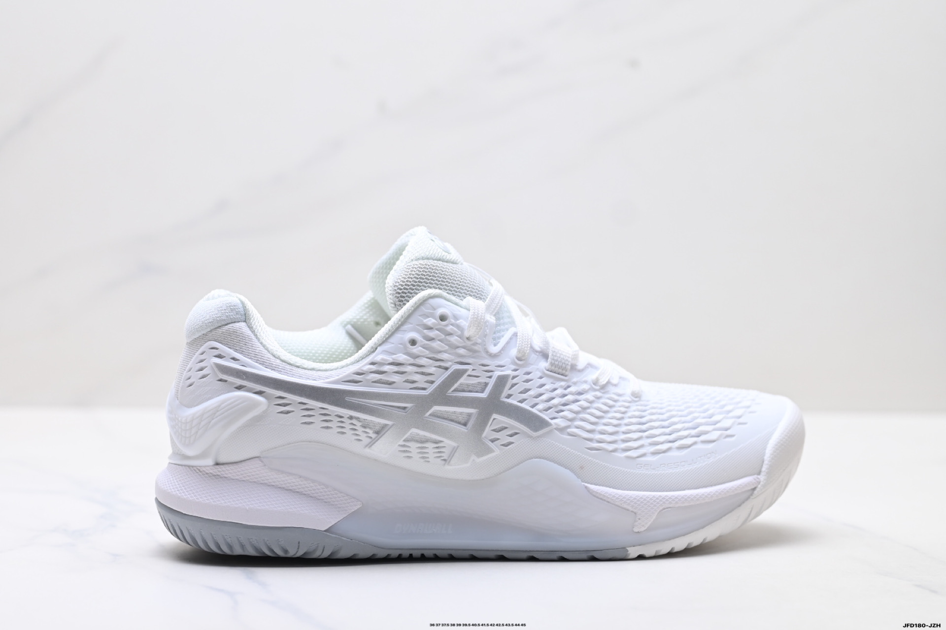 💰160
公司级✅新款GEL-RESOLUTION 9专业比赛R9运动鞋男女减震包裹性运动网球鞋 FlyteFoam轻量中底：比传统泡棉更轻盈30%，却提供持久回弹力，长距离奔跑也能告别疲惫感，仿佛脚下装弹簧！AHARPLUS耐磨外底：高耐磨橡胶+深沟槽纹路设计，抓地力MAX，急停转向稳如磐石，陪你征服多种地形。透气工程网眼鞋面：动态包裹贴合脚型，透气孔洞循环散热，高强度训练也能保持双足干爽，告别闷热束缚。
货号:1041A376-102
尺码:36 37 37.5 38 39 39.5 40.5 41.5 42 42.5 43.5 44 45 46
lD:JFD180-JZH