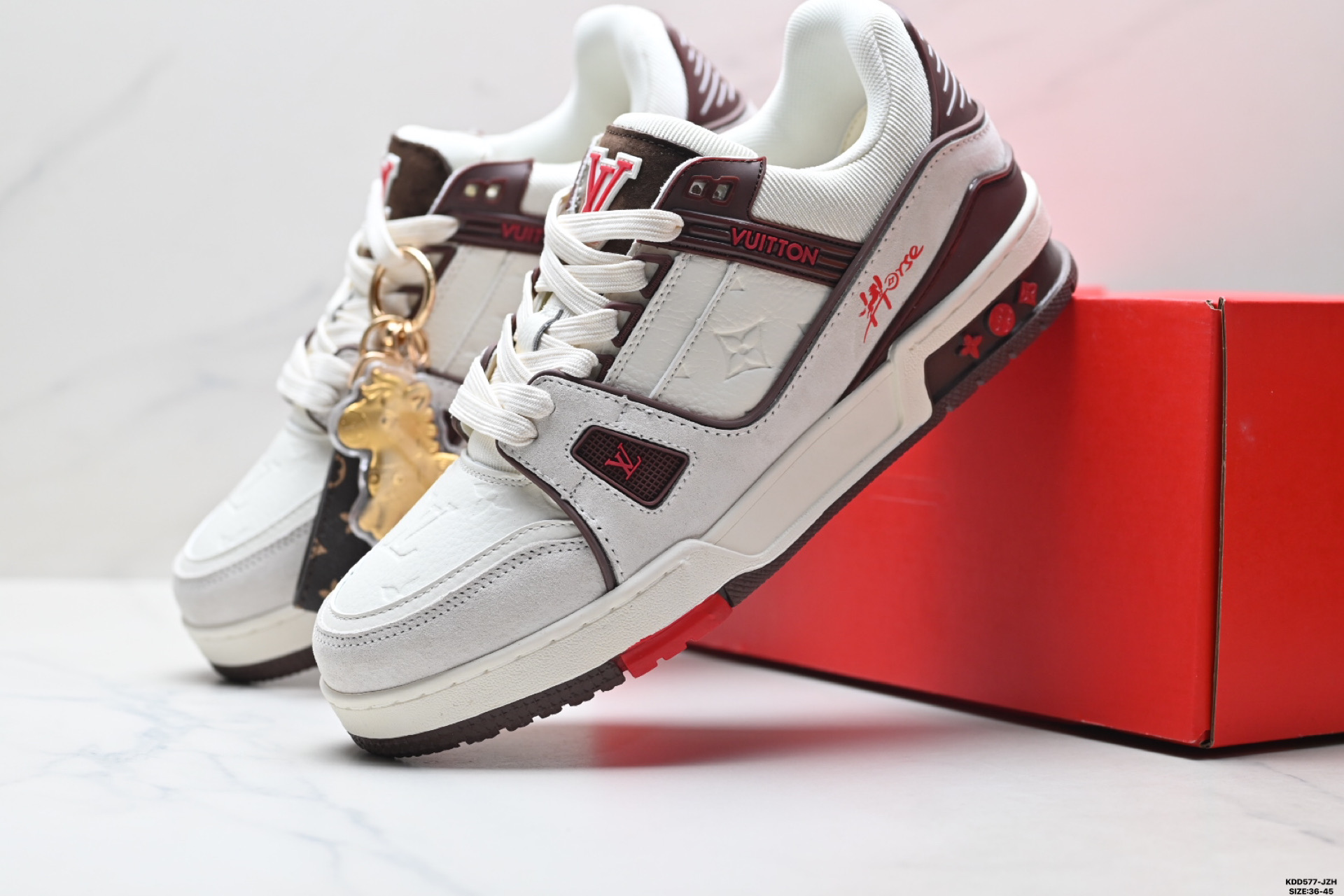 马年限定中国红礼盒Louis vuitton Trainer Sneaker Low 路易威登 休闲运动文化百搭板鞋 马年限定中国红礼盒Louis vuitton Trainer Sneaker Low 路易威登 休闲运动文化百搭板鞋
