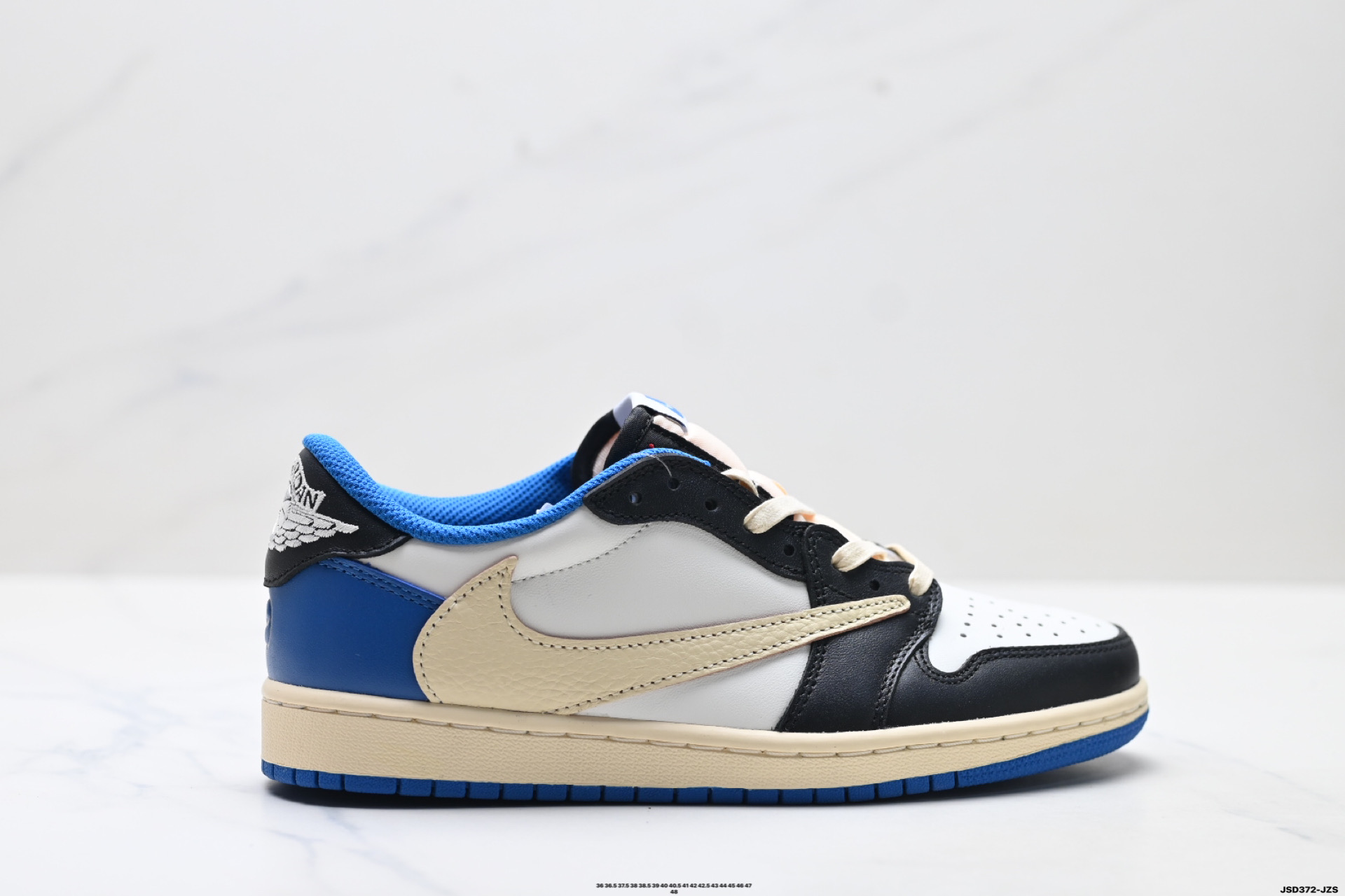 💰180
公司级✅Nike Air Jordan 1 x Travis Scott AJ1倒勾 乔一倒钩 耐克 低帮文化篮球鞋
升级原楦原档案数据开发纸版楦型 采用同源纳帕头层皮革鞋面材质 全新底模完美品相清洁度及喷漆效果 完美品质出货 细节如图所示 鞋面切割工整 冲孔整齐干净 中底拉帮线 整体清洁度非常好
货号:DM7866-140
尺码:36 36.5 37.5 38 38.5 39 40 40.5 41 42 42.5 43 44 45 46 47 48
ID:JSD372-JZS