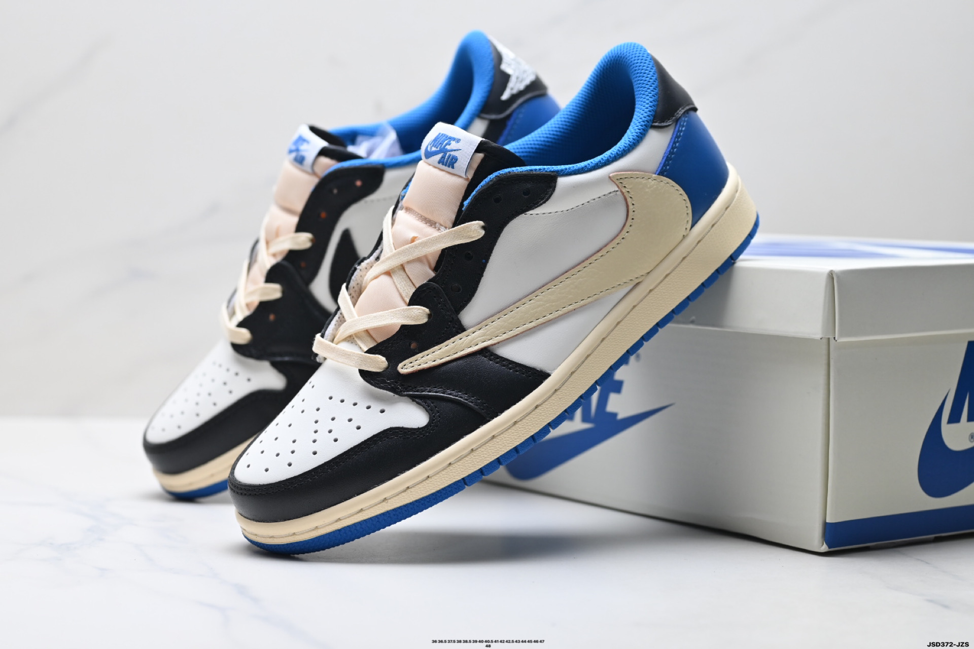 🈴️💰180
公司级✅Nike Air Jordan 1 x Travis Scott AJ1倒勾 乔一倒钩 耐克 低帮文化篮球鞋
升级原楦原档案数据开发纸版楦型 采用同源纳帕头层皮革鞋面材质 全新底模完美品相清洁度及喷漆效果 完美品质出货 细节如图所示 鞋面切割工整 冲孔整齐干净 中底拉帮线 整体清洁度非常好
货号:DM7866-140
尺码:36 36.5 37.5 38 38.5 39 40 40.5 41 42 42.5 43 44 45 46 47 48
ID:JSD372-JZS