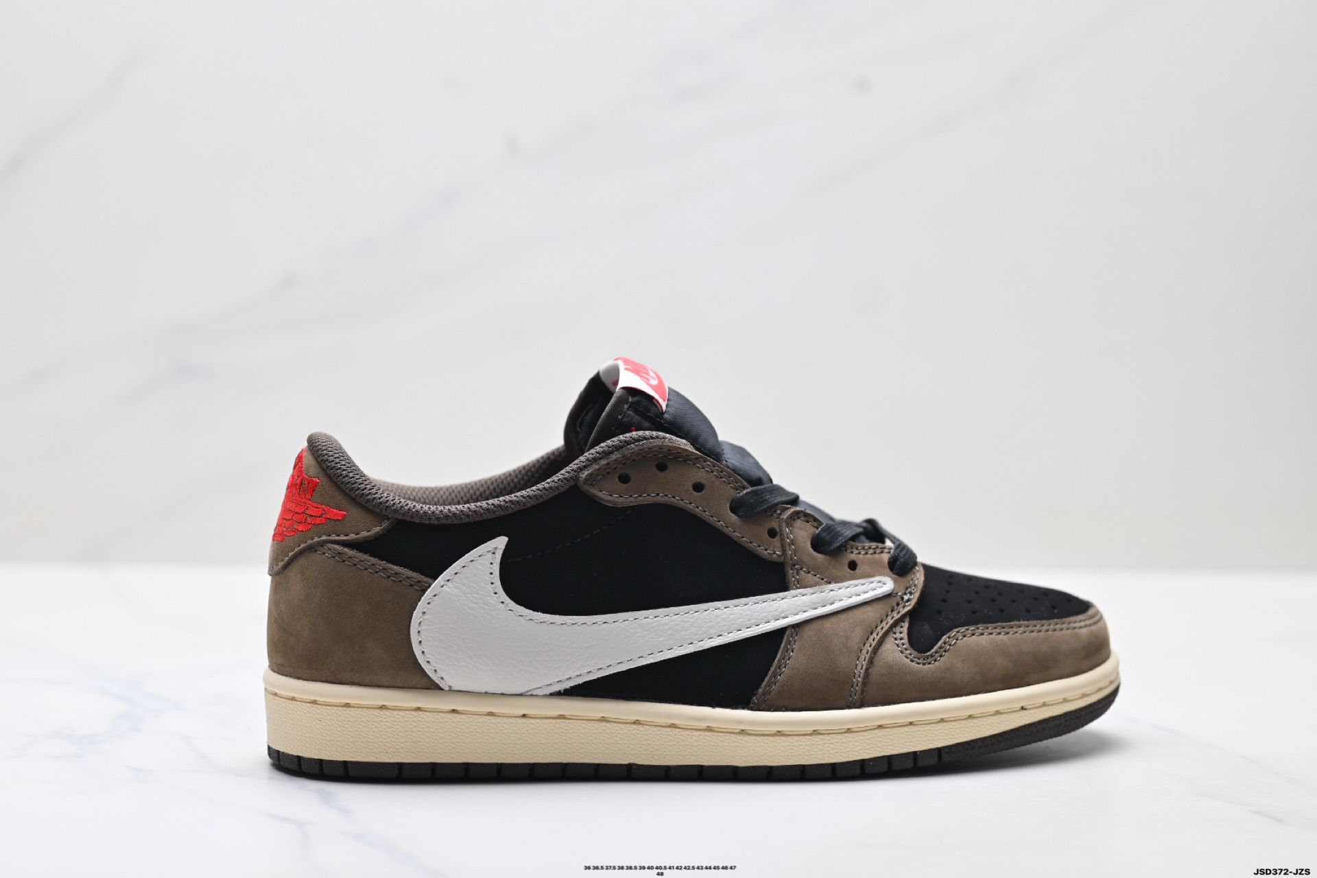 💰180
公司级✅Nike Air Jordan 1 x Travis Scott AJ1倒勾 乔一倒钩 耐克 低帮文化篮球鞋
升级原楦原档案数据开发纸版楦型 采用同源纳帕头层皮革鞋面材质 全新底模完美品相清洁度及喷漆效果 完美品质出货 细节如图所示 鞋面切割工整 冲孔整齐干净 中底拉帮线 整体清洁度非常好
货号:DM7866-140
尺码:36 36.5 37.5 38 38.5 39 40 40.5 41 42 42.5 43 44 45 46 47 48
ID:JSD372-JZS