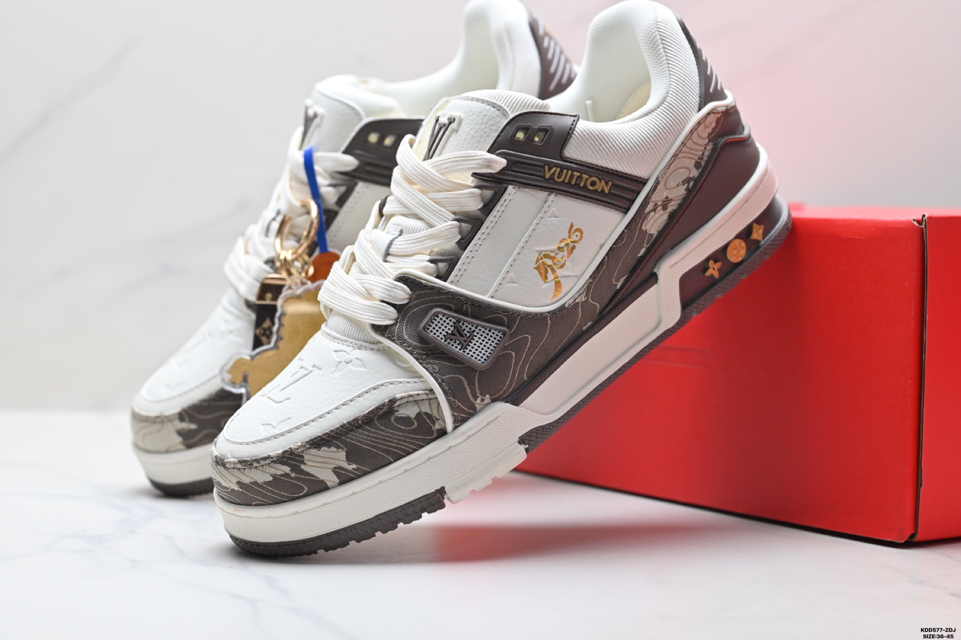 490 马年限定中国红礼盒Louis vuitton Trainer Sneaker Low 路易威登 休闲运动文化百搭板鞋-Chinese UA Cheap High Quatity Brand Clothes Bags handbags Sneakers wholesale wholesaler seller from China Factory suppliers Fashion Clothing Shoes best Quality Beautiful Price 490 马年限定中国红礼盒Louis vuitton Trainer Sneaker Low 路易威登 休闲运动文化百搭板鞋