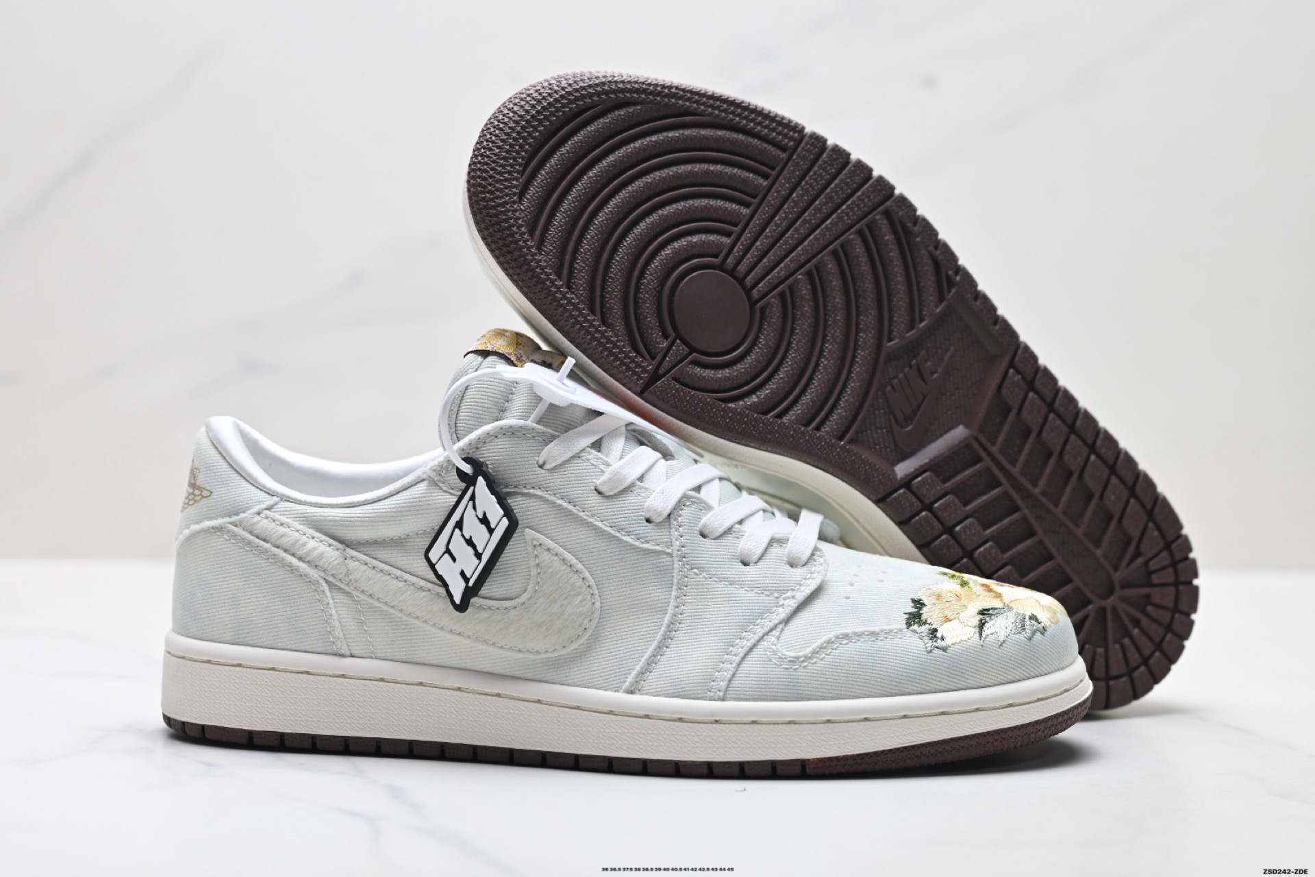340 Jordan Air Jordan 1Retro Low OG马年限定CNY新年款”苏绣/登科后”刺绣装饰平衡低帮复古篮球鞋男女款白蓝色 lQ1109-011