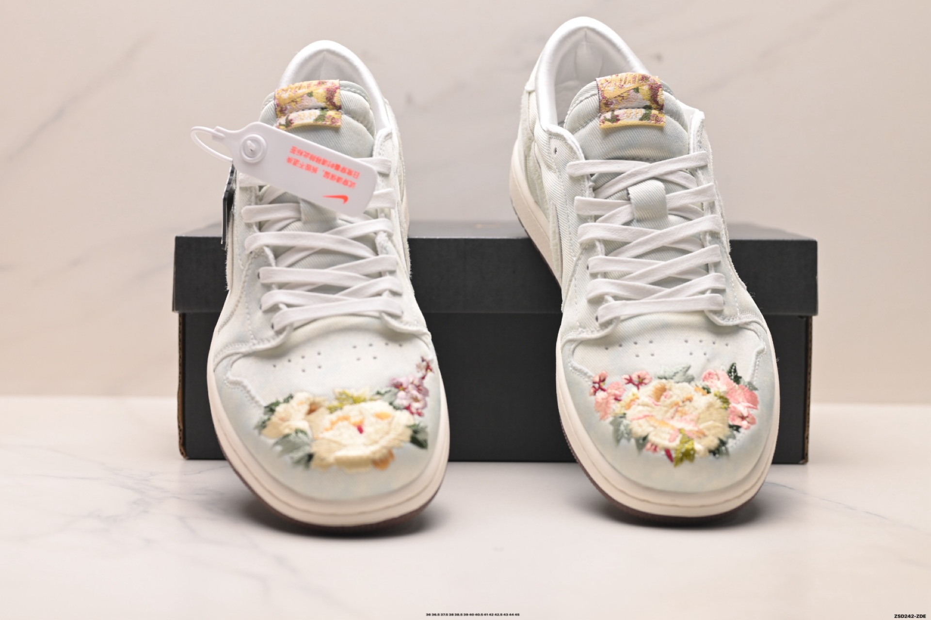 340 Jordan Air Jordan 1Retro Low OG马年限定CNY新年款”苏绣/登科后”刺绣装饰平衡低帮复古篮球鞋男女款白蓝色 lQ1109-011