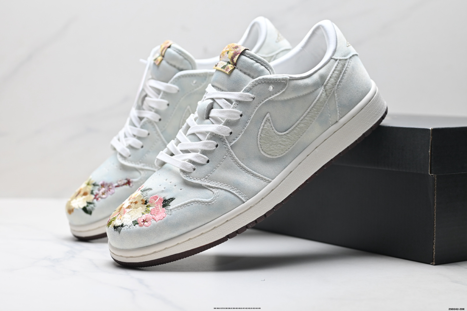 340 Jordan Air Jordan 1Retro Low OG马年限定CNY新年款”苏绣/登科后”刺绣装饰平衡低帮复古篮球鞋男女款白蓝色 lQ1109-011