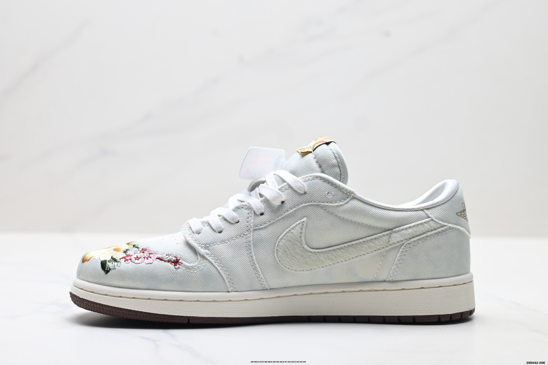 340 Jordan Air Jordan 1Retro Low OG马年限定CNY新年款”苏绣/登科后”刺绣装饰平衡低帮复古篮球鞋男女款白蓝色 lQ1109-011