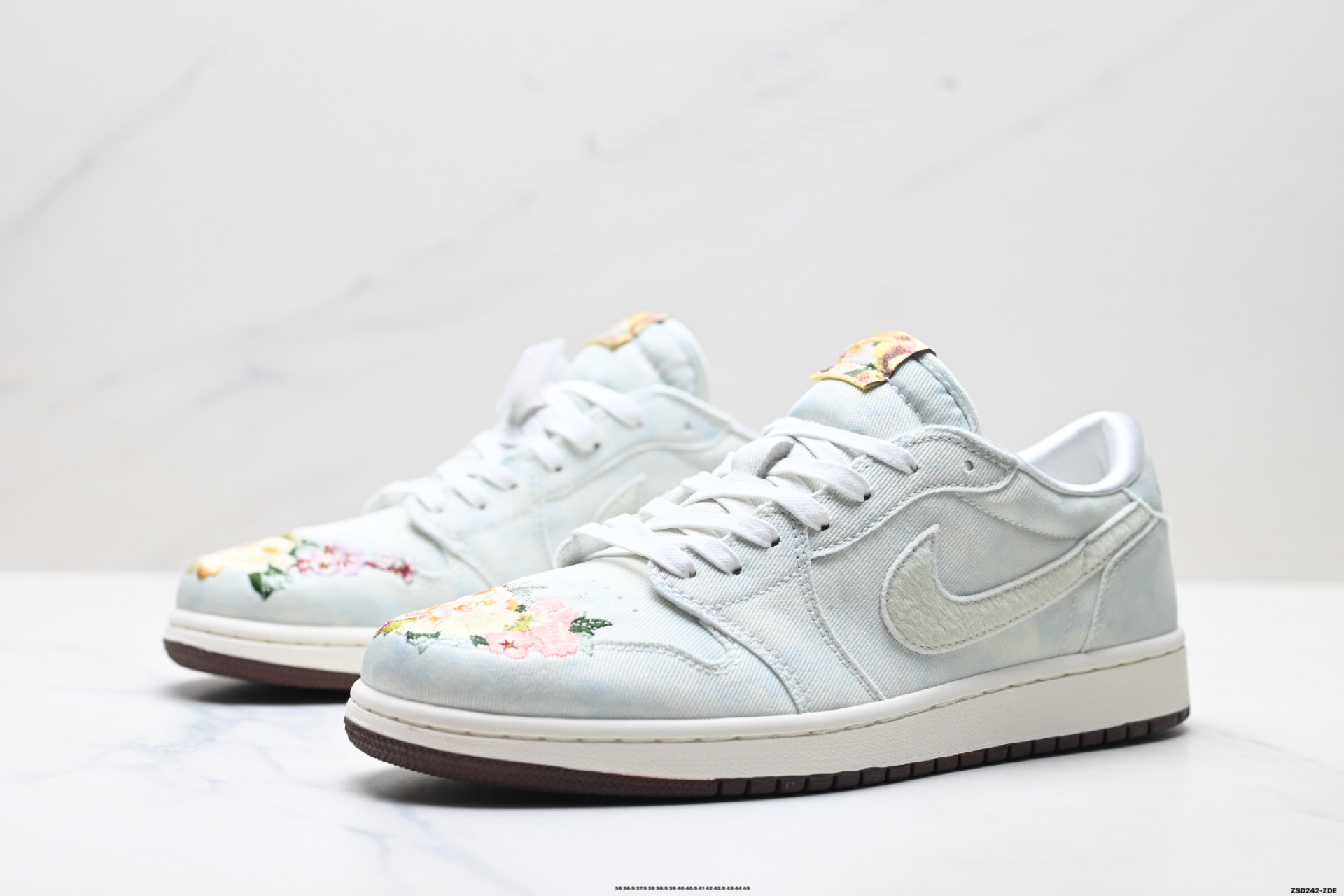 340 Jordan Air Jordan 1Retro Low OG马年限定CNY新年款”苏绣/登科后”刺绣装饰平衡低帮复古篮球鞋男女款白蓝色 lQ1109-011