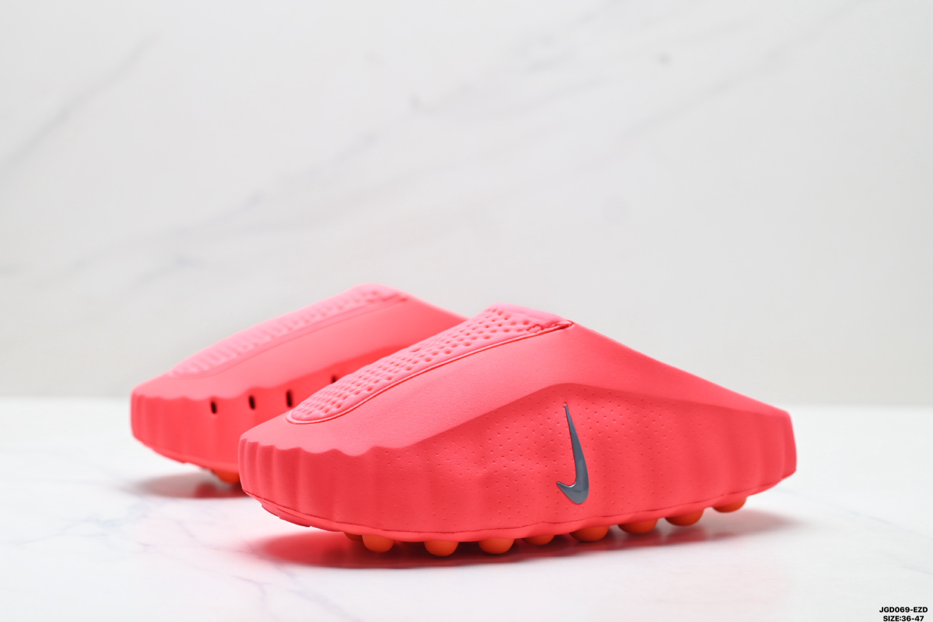 公司级✅Nike Mind 001 Recovery Slide 耐克 舒适柔软包头拖鞋 黑科技产物 作为耐克首款结合神经科学研发的鞋款 它最大的设计在于鞋底 鞋底嵌有22个独立泡棉节点 上脚后能有效刺激足底触觉 搭配吸睛的外观 适合在运动后放松时穿着 带来独特体验 货号:HQ4307-600 D:JGD069-EZD