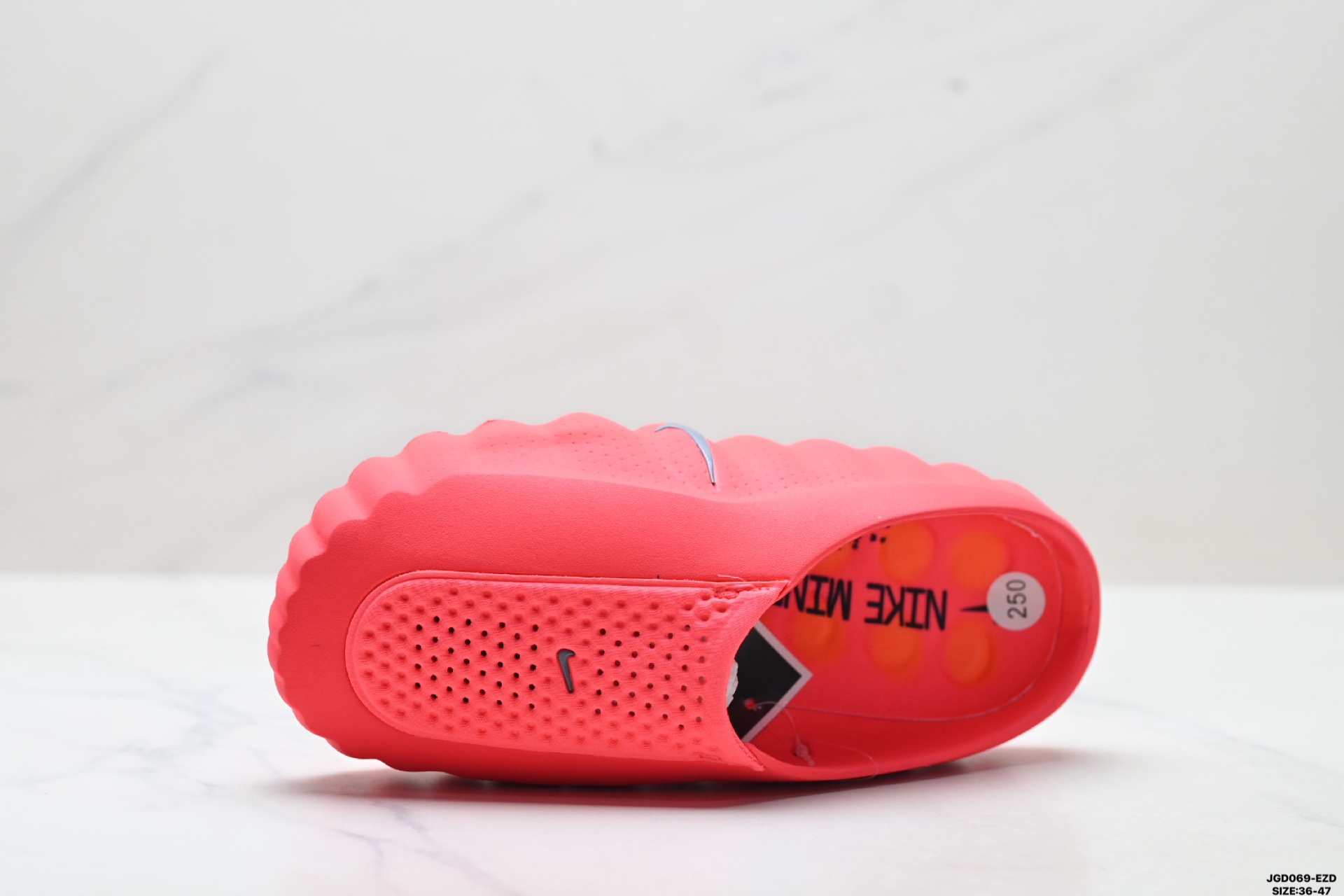 公司级✅Nike Mind 001 Recovery Slide 耐克 舒适柔软包头拖鞋 黑科技产物 作为耐克首款结合神经科学研发的鞋款 它最大的设计在于鞋底 鞋底嵌有22个独立泡棉节点 上脚后能有效刺激足底触觉 搭配吸睛的外观 适合在运动后放松时穿着 带来独特体验 货号:HQ4307-600 D:JGD069-EZD