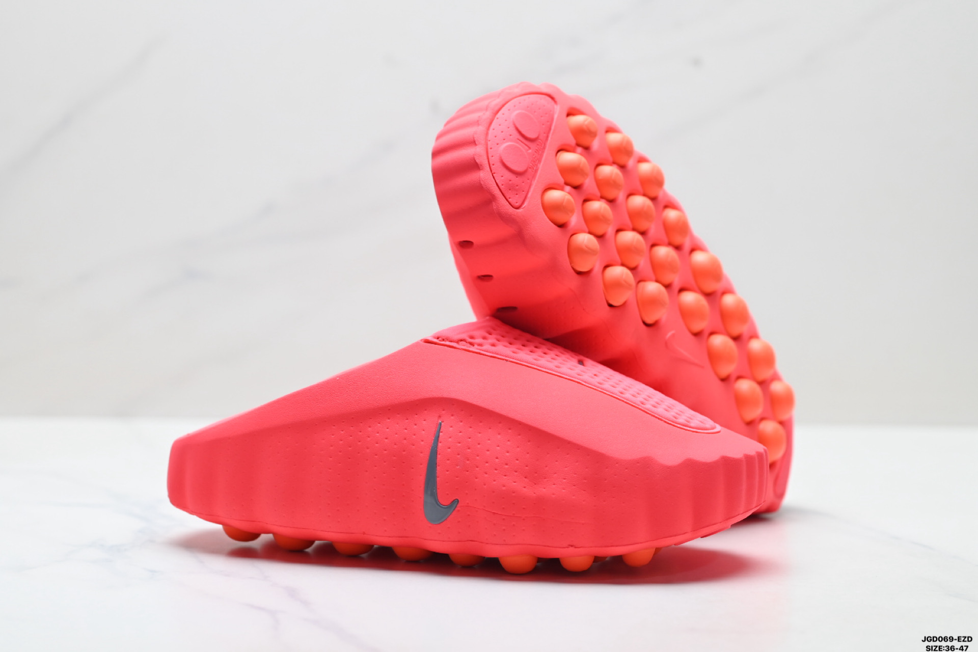 公司级✅Nike Mind 001 Recovery Slide 耐克 舒适柔软包头拖鞋 黑科技产物 作为耐克首款结合神经科学研发的鞋款 它最大的设计在于鞋底 鞋底嵌有22个独立泡棉节点 上脚后能有效刺激足底触觉 搭配吸睛的外观 适合在运动后放松时穿着 带来独特体验 货号:HQ4307-600 D:JGD069-EZD