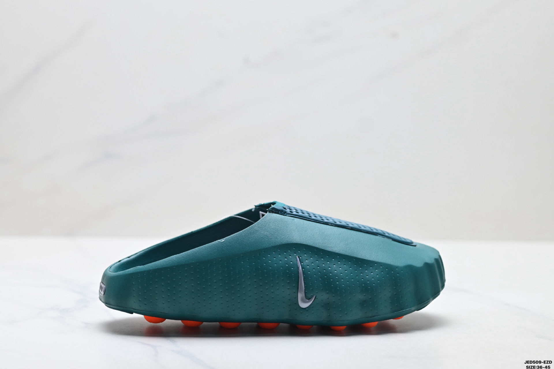 公司级✅Nike Mind 001 Recovery Slide 耐克 舒适柔软包头拖鞋 黑科技产物 作为耐克首款结合神经科学研发的鞋款 它最大的设计在于鞋底 鞋底嵌有22个独立泡棉节点 上脚后能有效刺激足底触觉 搭配吸睛的外观 适合在运动后放松时穿着 带来独特体验 货号:HQ4309-300 D:JED509-EZD