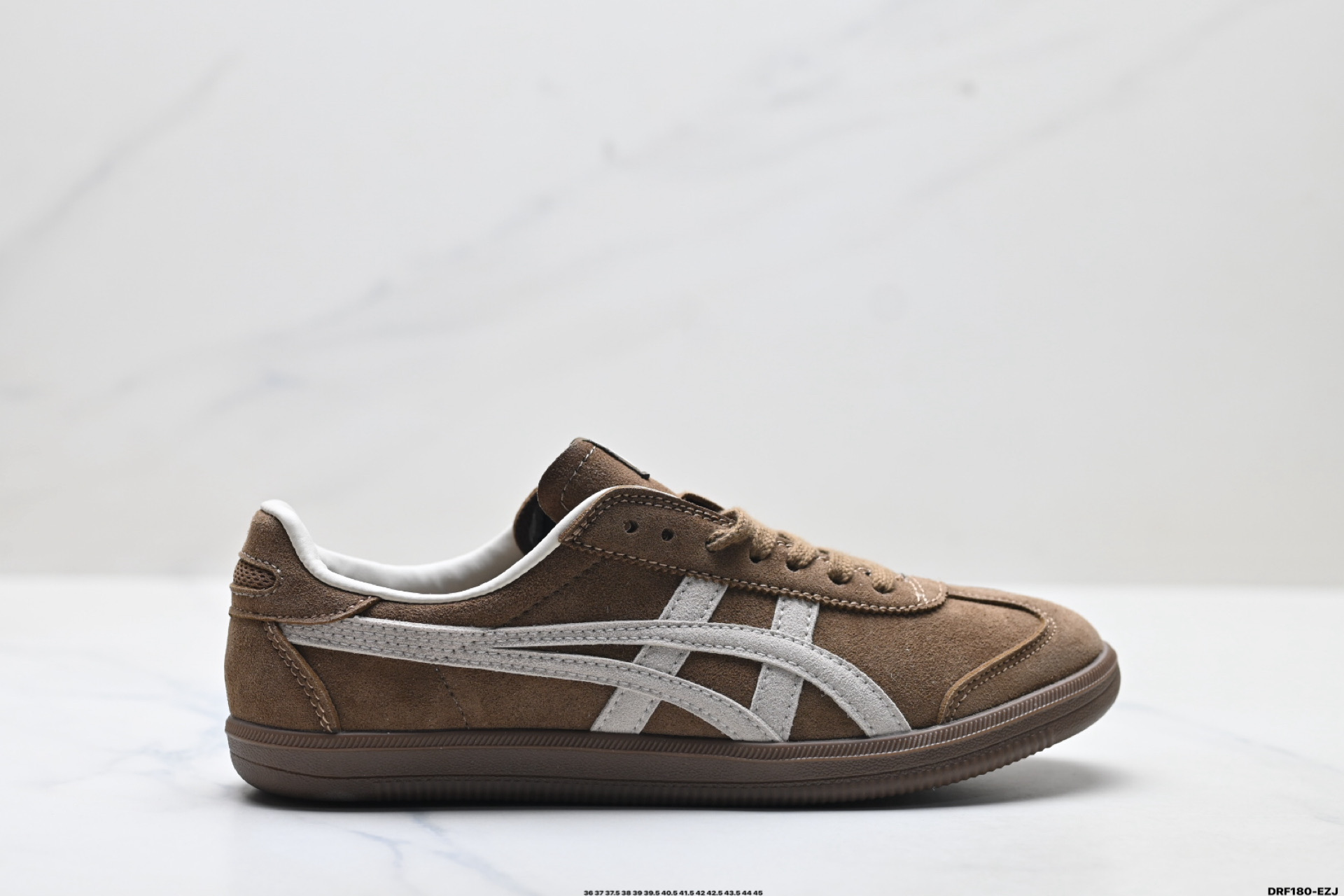 公司级✅Onitsuka Tiger Tokuten 亚瑟士 复古低帮休闲跑鞋 实拍首发 TOKUTEN的灵感来源于80年代的室内用鞋 T-TOE前足补强设计 室内鞋的橡胶大底元素 复古经典 是TIGER拥趸追捧款 鞋跟鞋舌处印有鬼塚虎特有的品牌logo标志 提升品牌的认知度 柔软内里材质 穿着更加舒适 改良后鞋底设计 更具防滑性 官方货号:1183C532-203 ID:DRF180-EZJ
