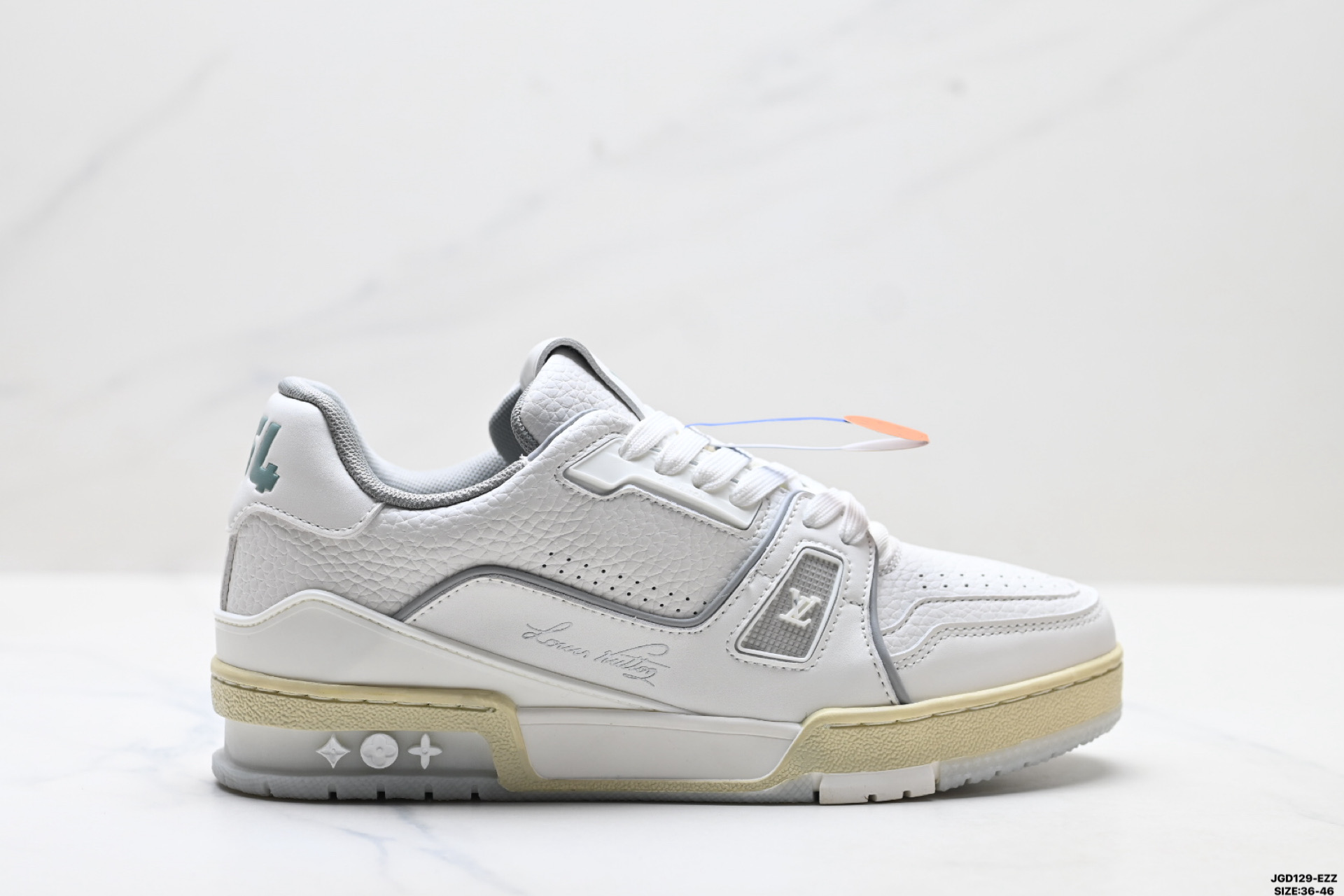 公司级✅Louis Vuitton Trainer Sneaker Low 路易威登 休闲运动文化百搭板鞋 舒适防滑底和百搭性霸屏整个时尚娱乐圈 细节调整完美主义 鞋面采用柔软皮革鞋面 独家开模大底 侧边采用3D打印标志性Logo 尽显贵族时尚气息 配带正品全套包装 ID:JGD129-EZD