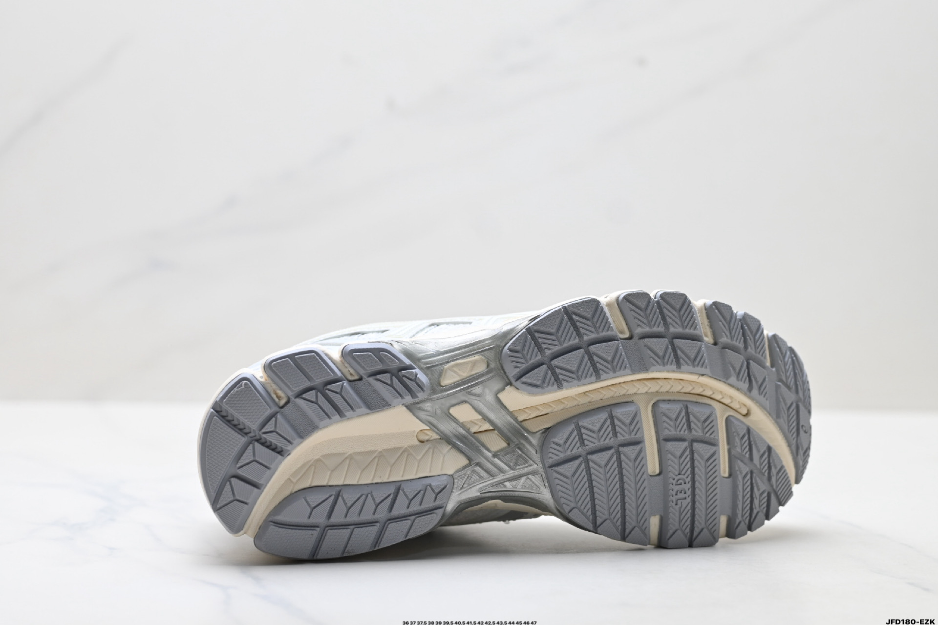 Asics Gel-Kayano 20 亚瑟士 舒适百搭耐磨支撑透气 低帮跑步鞋 1203A388-100 Asics Gel-Kayano 20 亚瑟士 舒适百搭耐磨支撑透气 低帮跑步鞋 1203A388-100