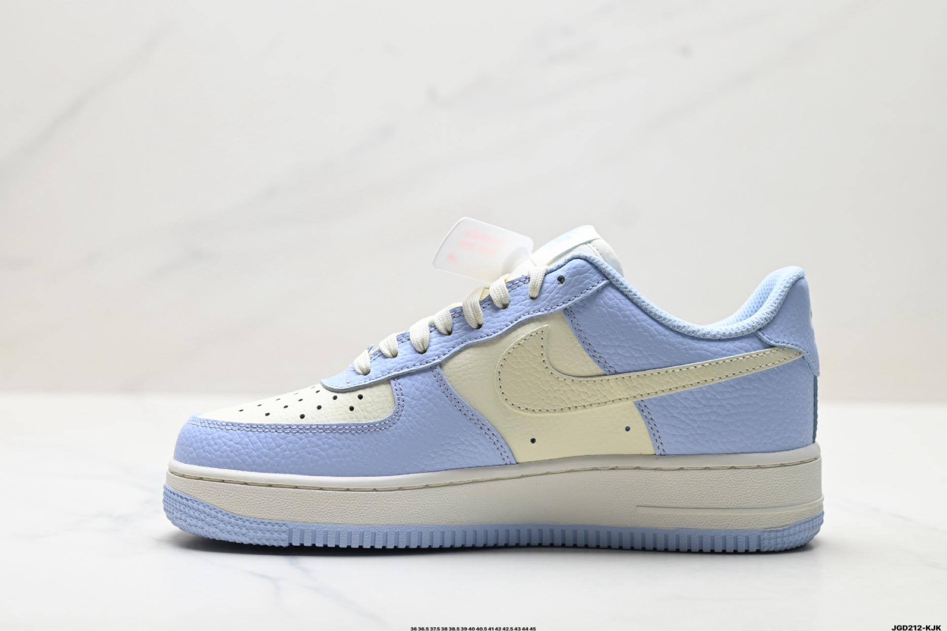 200 NIKE AIR FORCE 1‘07 IV3222-400