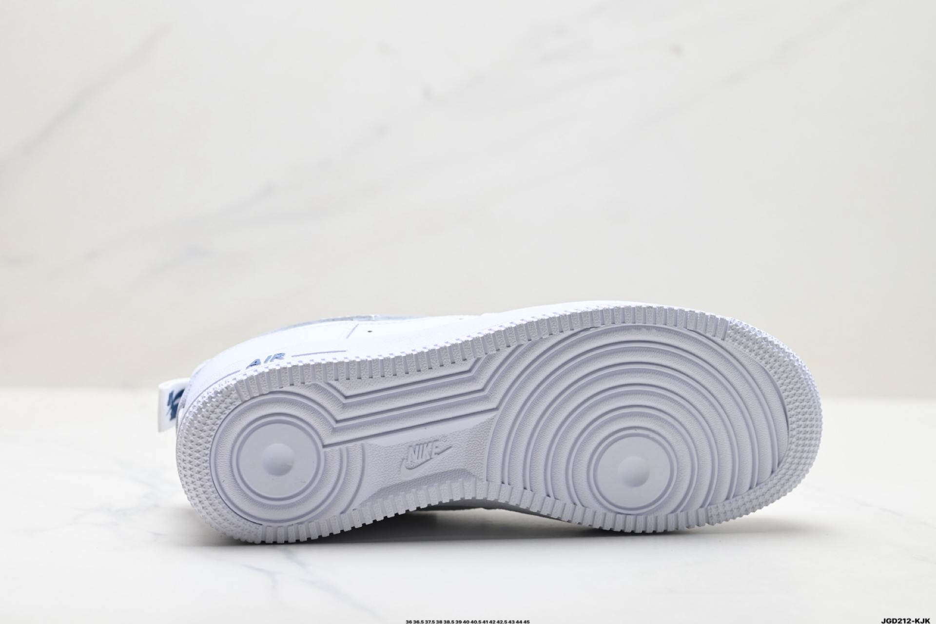 200 NIKE AIR FORCE 1‘07 FB8034-100