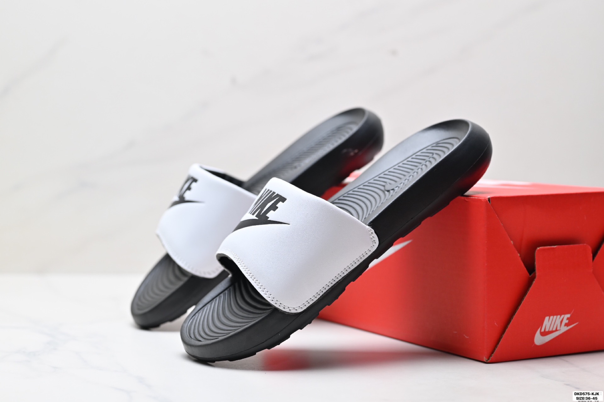 70 NIKE VICTORI ONE SLIDE 耐克 防滑运动拖鞋 CN9675-701