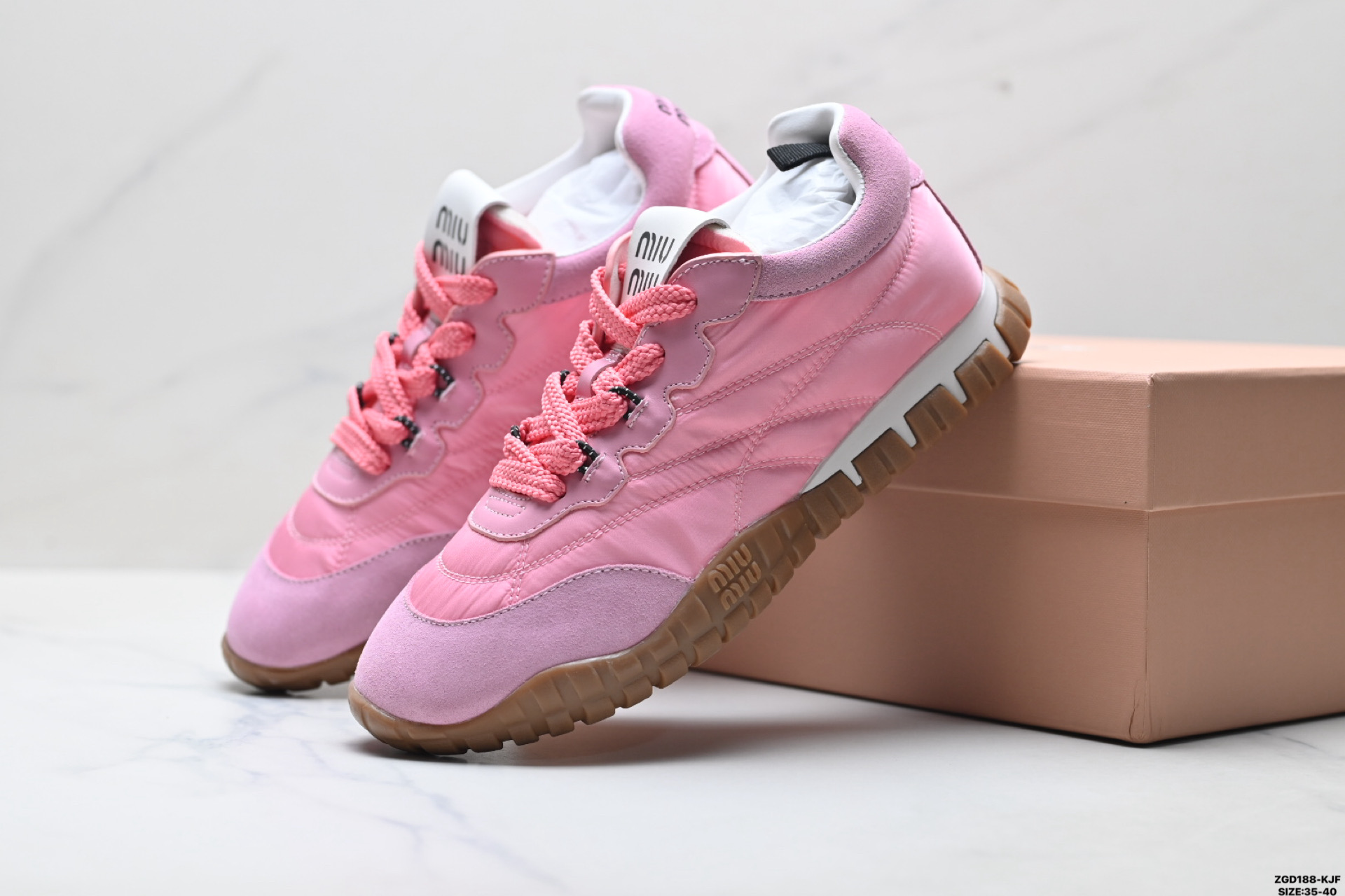 320 纯原MiuMiu Tyre 缪缪 小牛皮 麂皮 圆头系带 低帮休闲板鞋-Chinese UA Cheap High Quatity Brand Clothes Bags handbags Sneakers wholesale wholesaler seller from China Factory suppliers Fashion Clothing Shoes best Quality Beautiful Price 320 纯原MiuMiu Tyre 缪缪 小牛皮 麂皮 圆头系带 低帮休闲板鞋