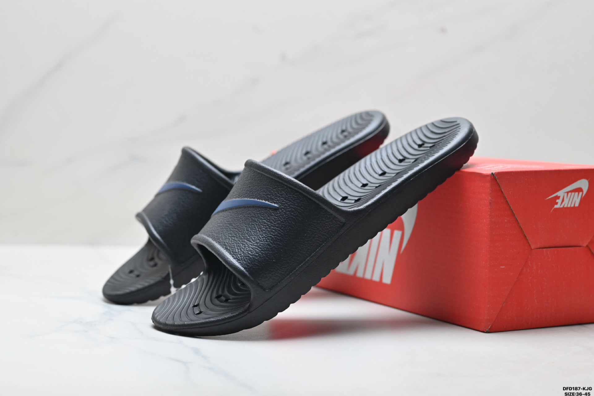 NIKE BENASSI SWOOSH 耐克 经典百搭 夏季沙滩拖鞋 666089-118