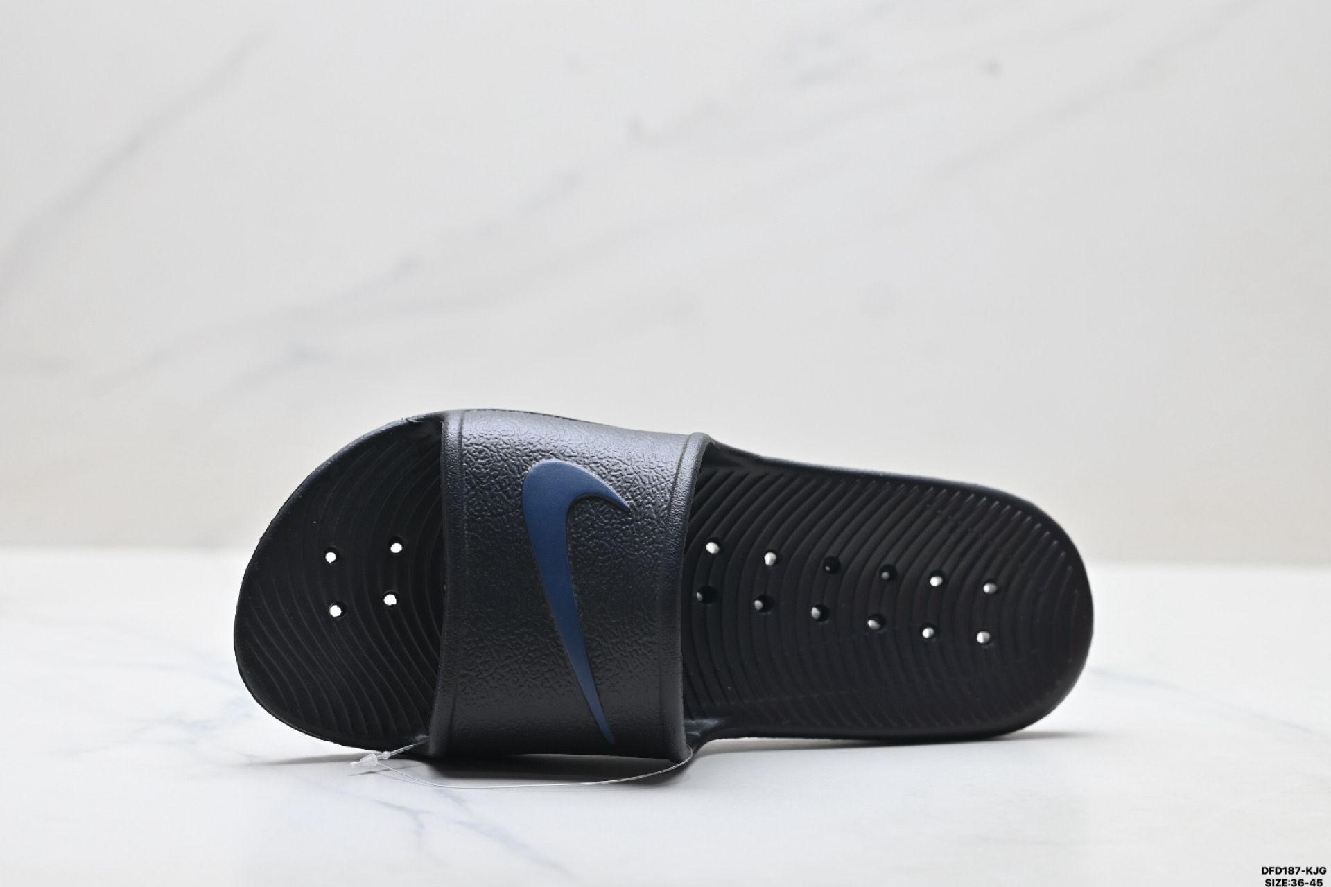 NIKE BENASSI SWOOSH 耐克 经典百搭 夏季沙滩拖鞋 666089-118