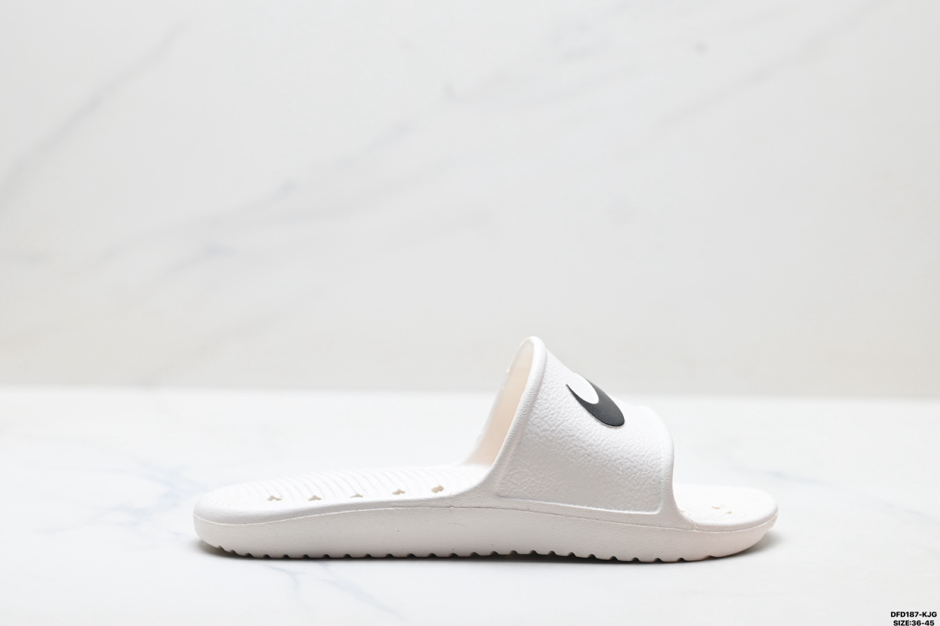NIKE BENASSI SWOOSH 耐克 经典百搭 夏季沙滩拖鞋 666089-118