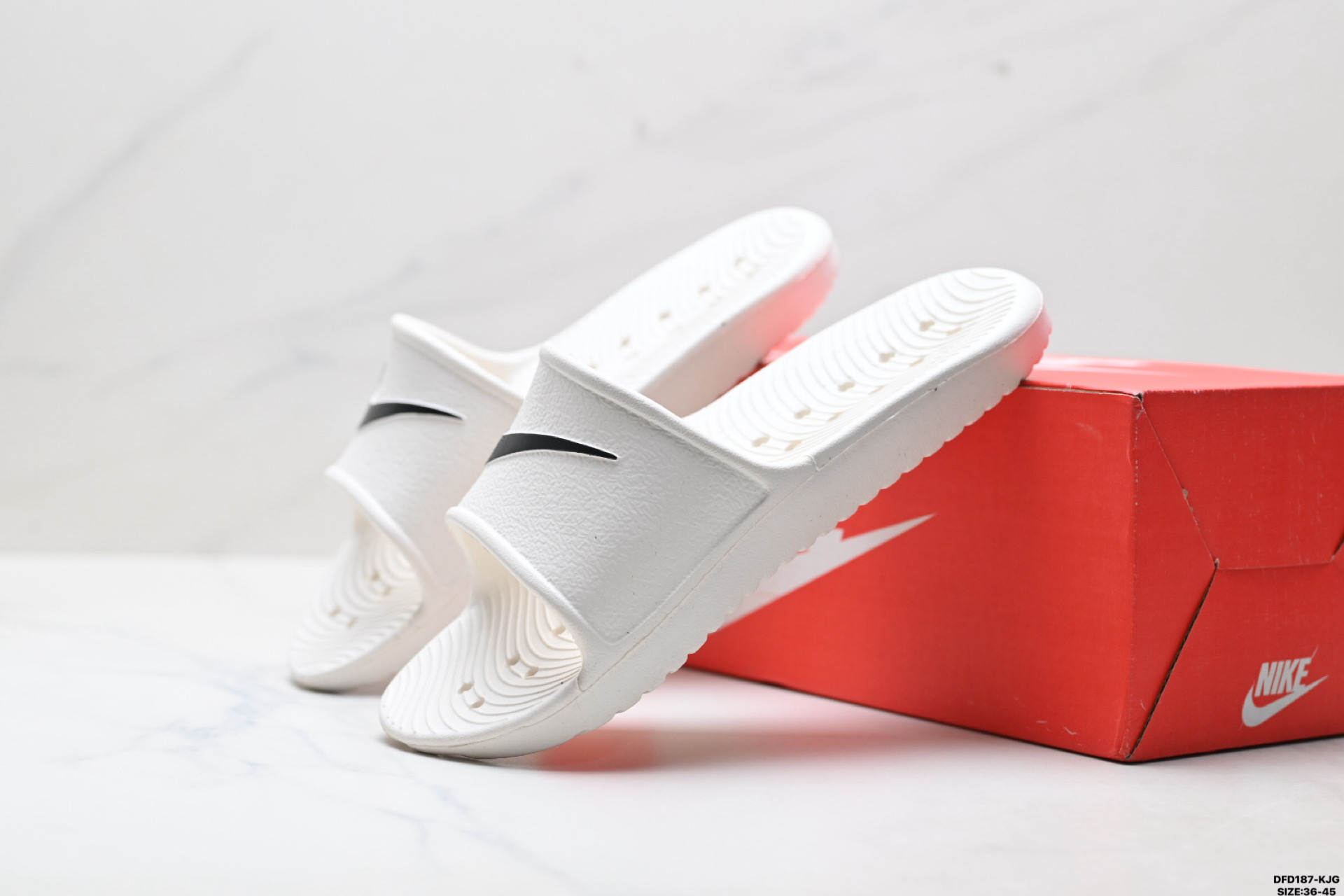 NIKE BENASSI SWOOSH 耐克 经典百搭 夏季沙滩拖鞋 666089-118