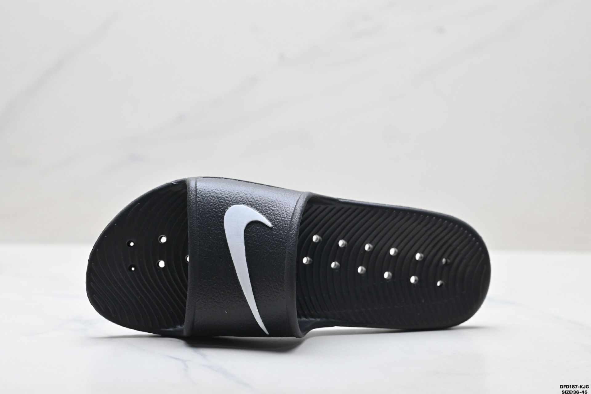 NIKE BENASSI SWOOSH 耐克 经典百搭 夏季沙滩拖鞋 666089-118