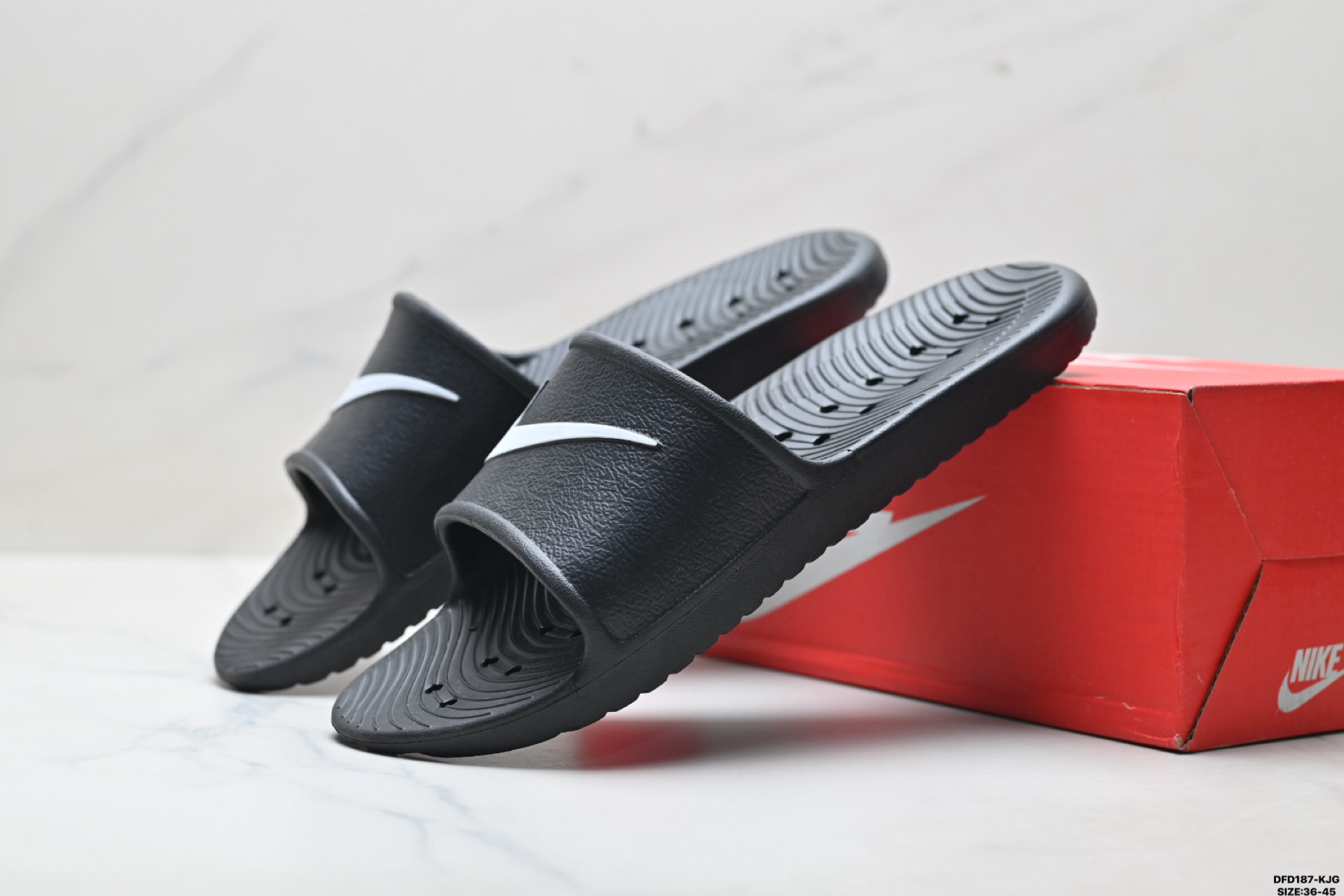 NIKE BENASSI SWOOSH 耐克 经典百搭 夏季沙滩拖鞋 666089-118