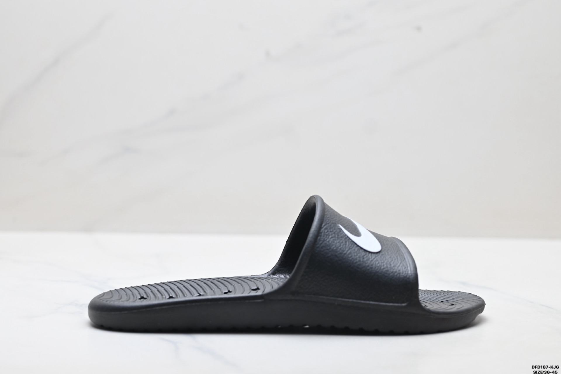 NIKE BENASSI SWOOSH 耐克 经典百搭 夏季沙滩拖鞋 666089-118