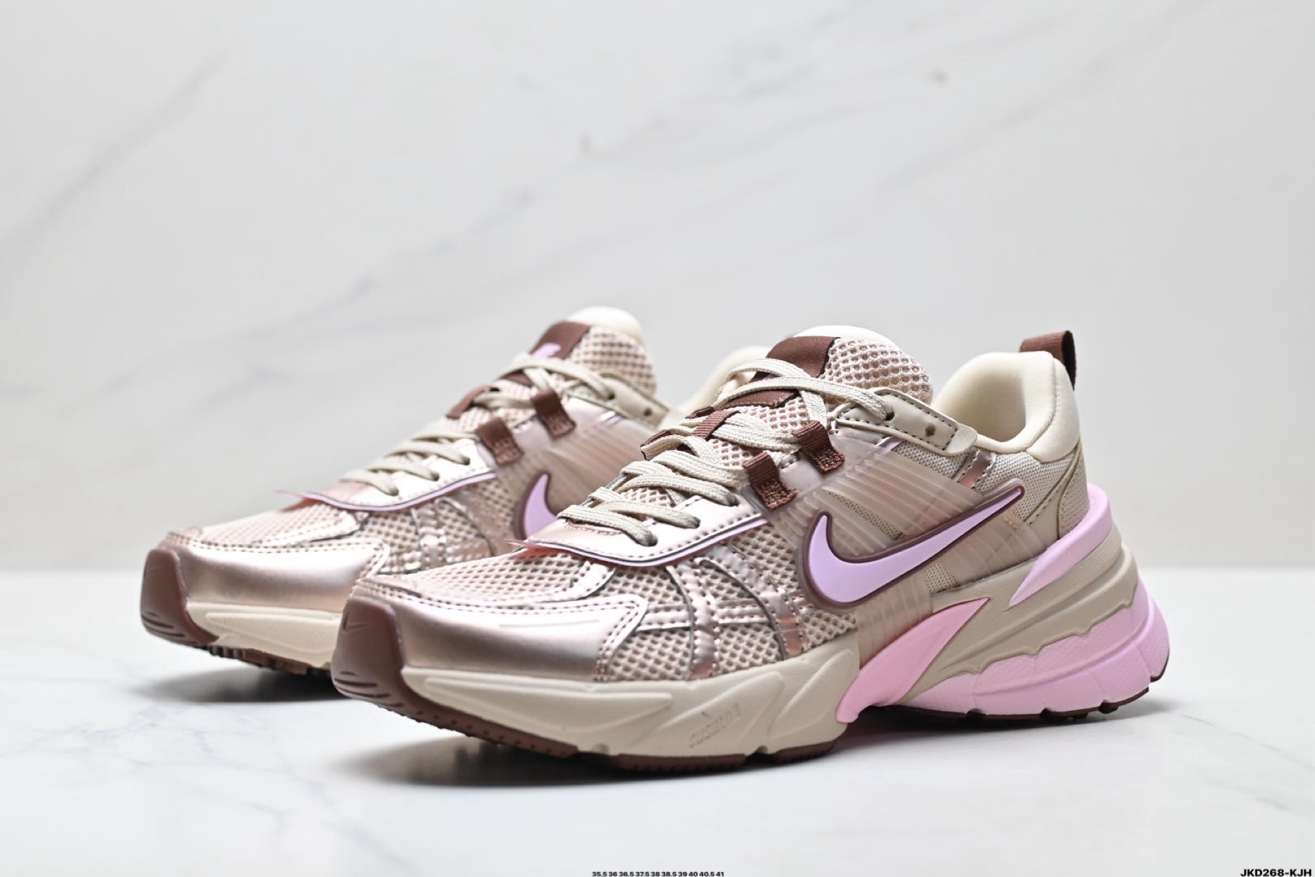 NIKE V2K RUN 复古风潮 耐克 网面透气运动鞋 灰银紧致的鞋面材 FD0736-115-Top High Quatity Cheap Sneakers Fashion Clothing Clothes Bags handbags Shoes of all Brand wholesale With The best Quality And Beautiful Price from China Factory Chinese suppliers wholesaler seller NIKE V2K RUN 复古风潮 耐克 网面透气运动鞋 灰银紧致的鞋面材 FD0736-115