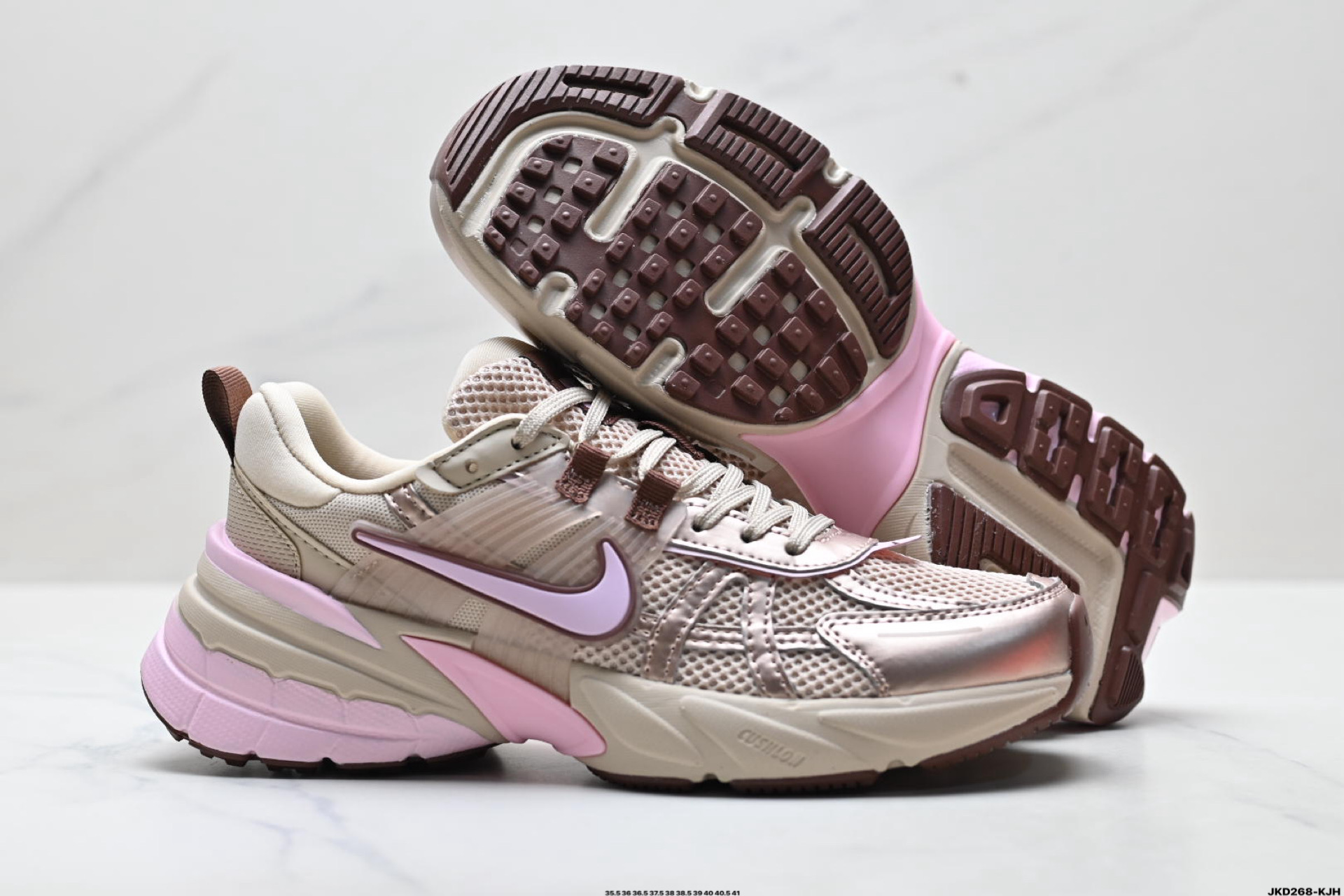 NIKE V2K RUN 复古风潮 耐克 网面透气运动鞋 灰银紧致的鞋面材 FD0736-115-Top High Quatity Cheap Sneakers Fashion Clothing Clothes Bags handbags Shoes of all Brand wholesale With The best Quality And Beautiful Price from China Factory Chinese suppliers wholesaler seller NIKE V2K RUN 复古风潮 耐克 网面透气运动鞋 灰银紧致的鞋面材 FD0736-115