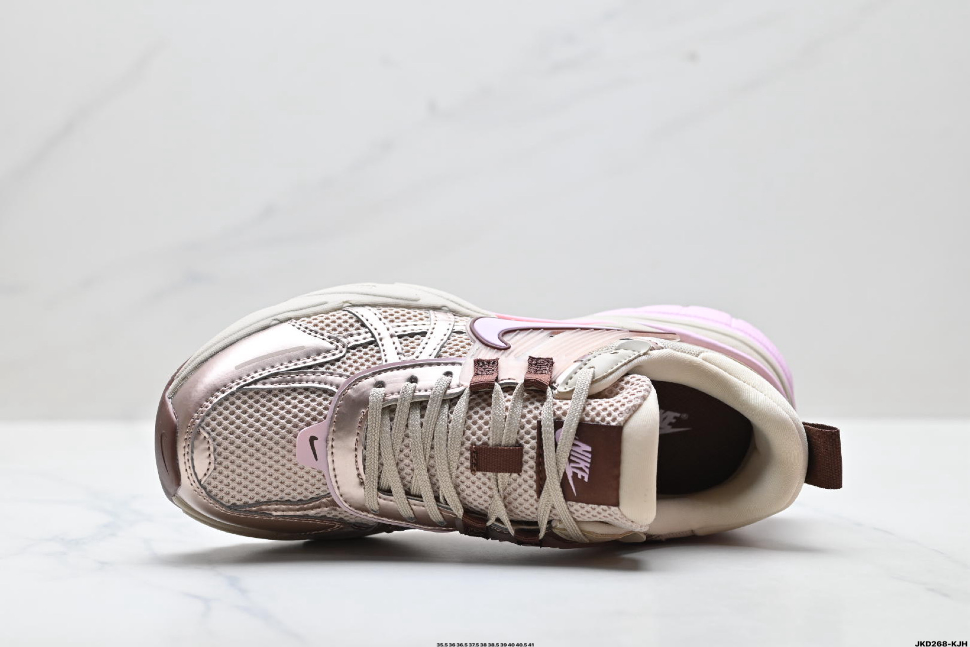 NIKE V2K RUN 复古风潮 耐克 网面透气运动鞋 灰银紧致的鞋面材 FD0736-115-Top High Quatity Cheap Sneakers Fashion Clothing Clothes Bags handbags Shoes of all Brand wholesale With The best Quality And Beautiful Price from China Factory Chinese suppliers wholesaler seller NIKE V2K RUN 复古风潮 耐克 网面透气运动鞋 灰银紧致的鞋面材 FD0736-115