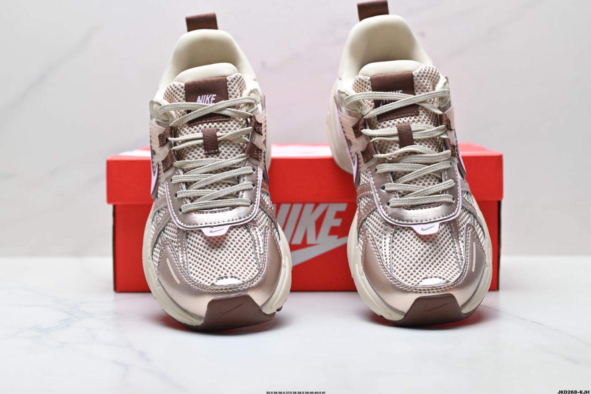 NIKE V2K RUN 复古风潮 耐克 网面透气运动鞋 灰银紧致的鞋面材 FD0736-115-Top High Quatity Cheap Sneakers Fashion Clothing Clothes Bags handbags Shoes of all Brand wholesale With The best Quality And Beautiful Price from China Factory Chinese suppliers wholesaler seller NIKE V2K RUN 复古风潮 耐克 网面透气运动鞋 灰银紧致的鞋面材 FD0736-115
